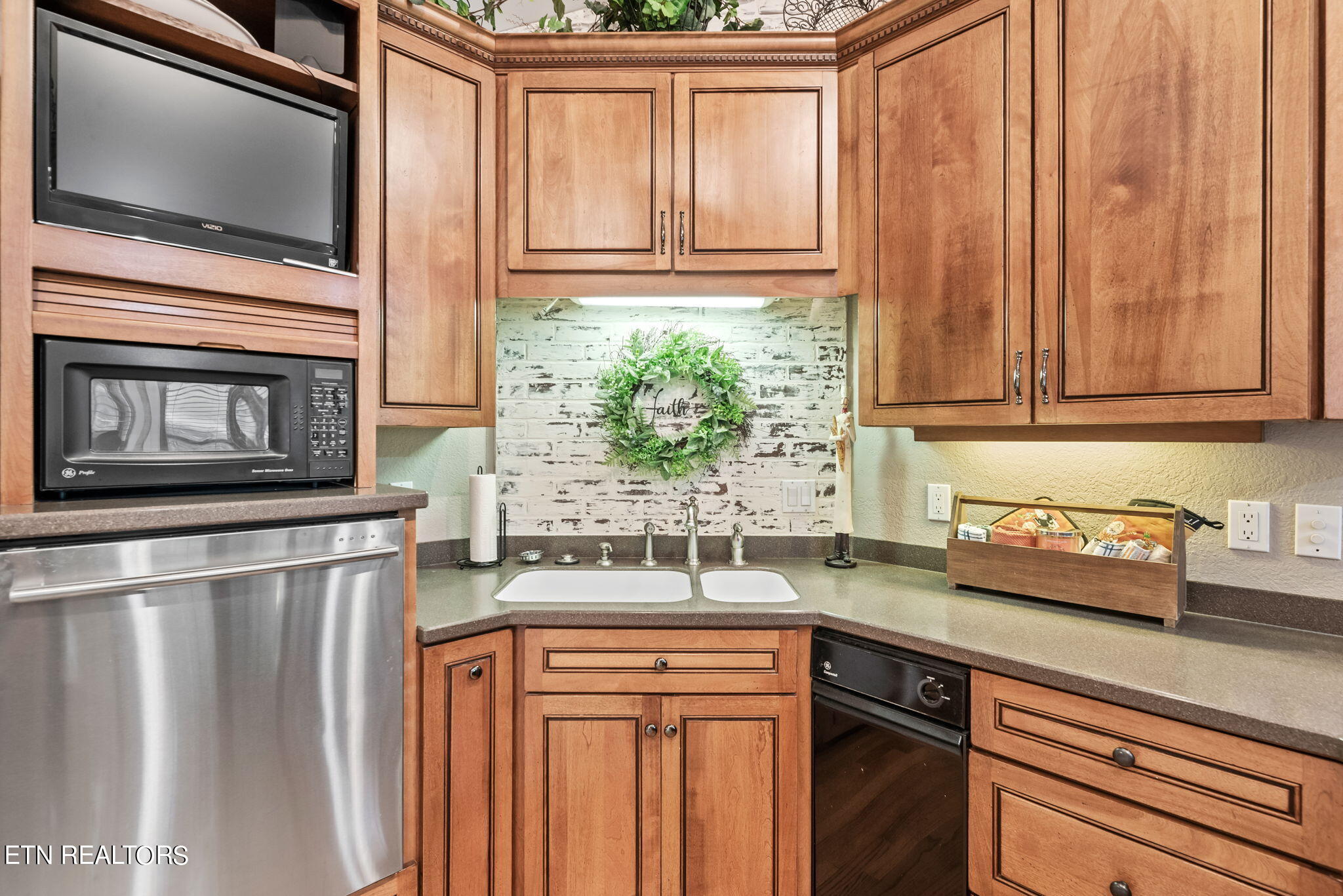 108 Oak Trace Lane, LaFollette