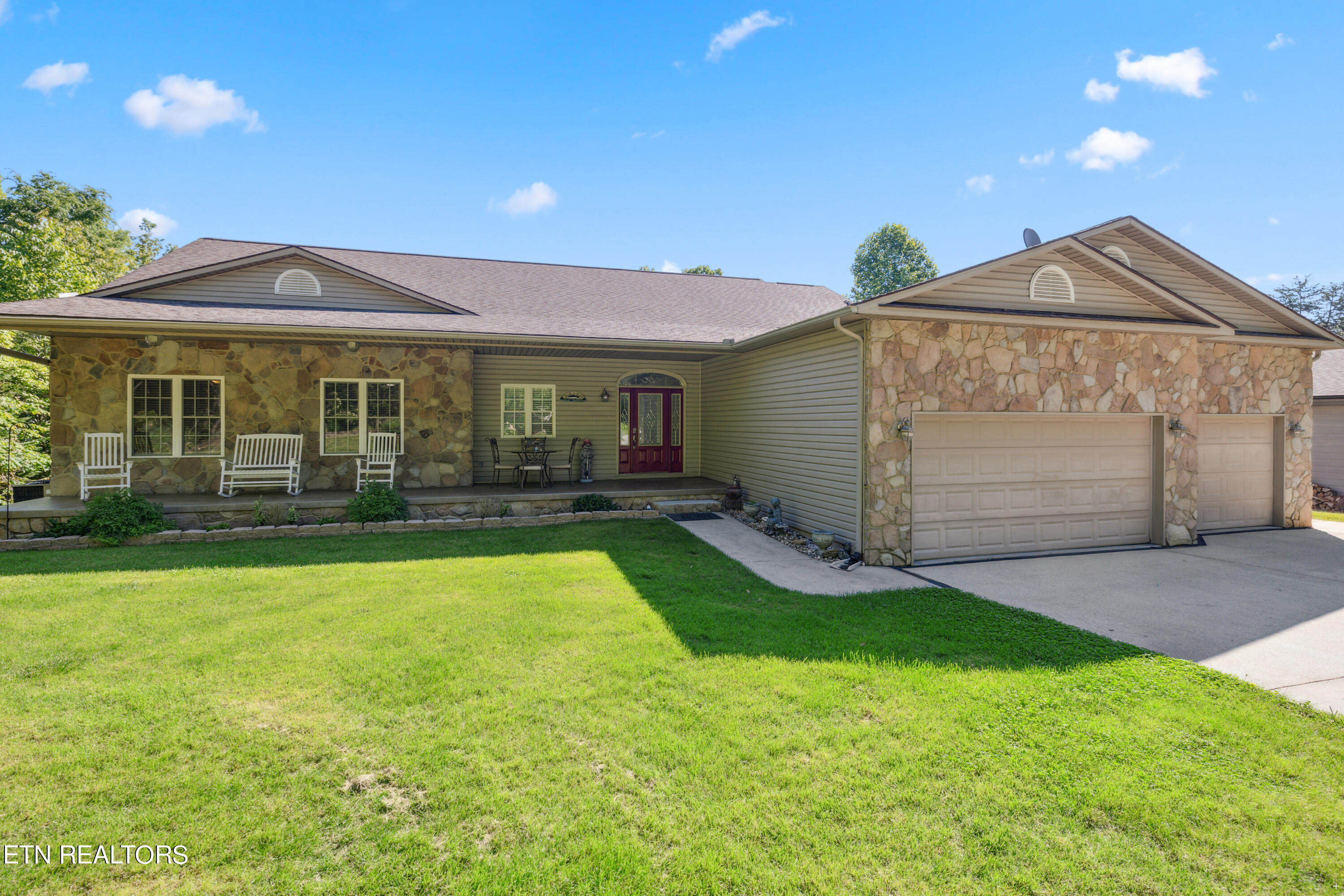 573 E Norris Point Rd, LaFollette