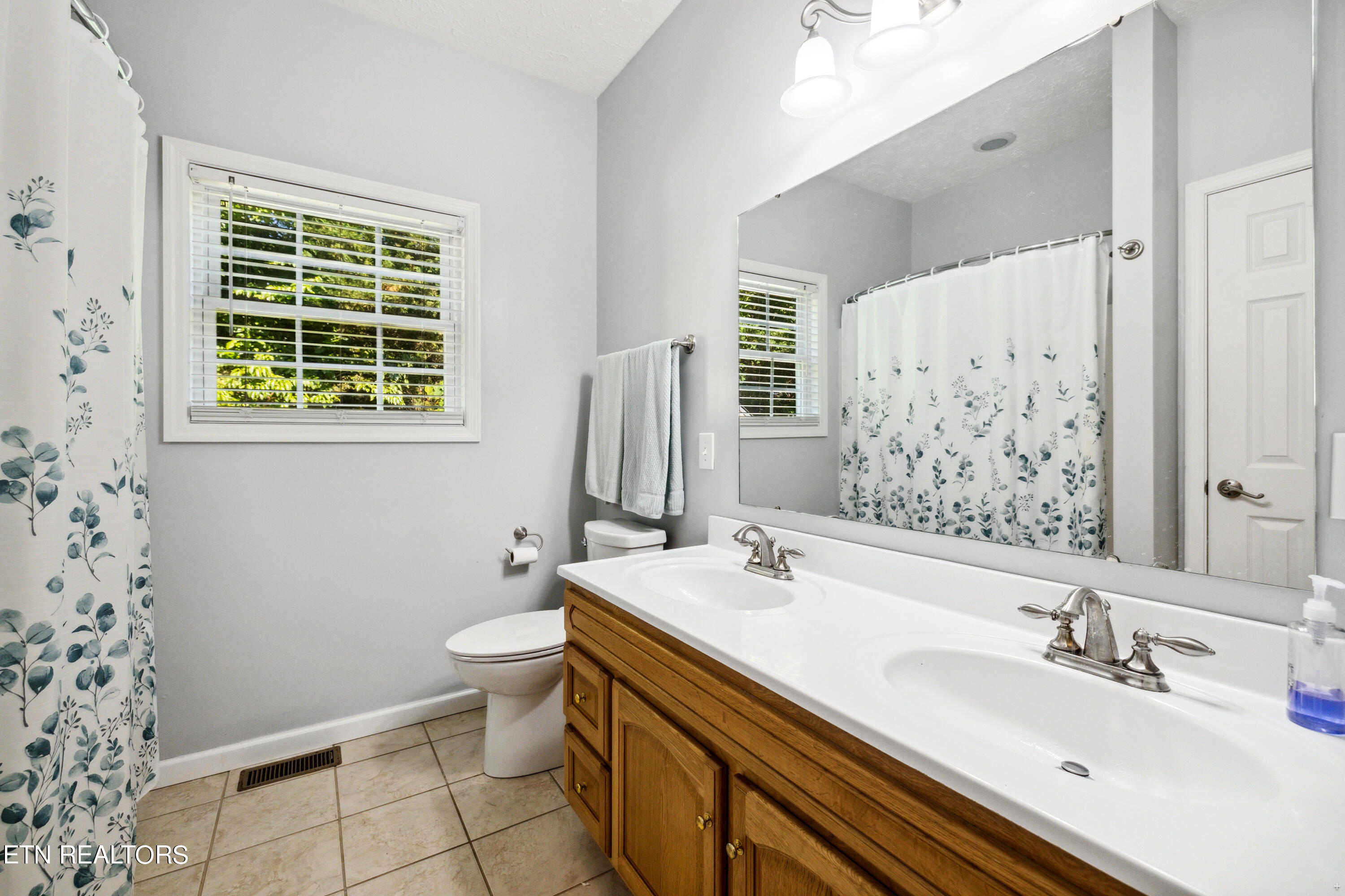 573 E Norris Point Rd, LaFollette