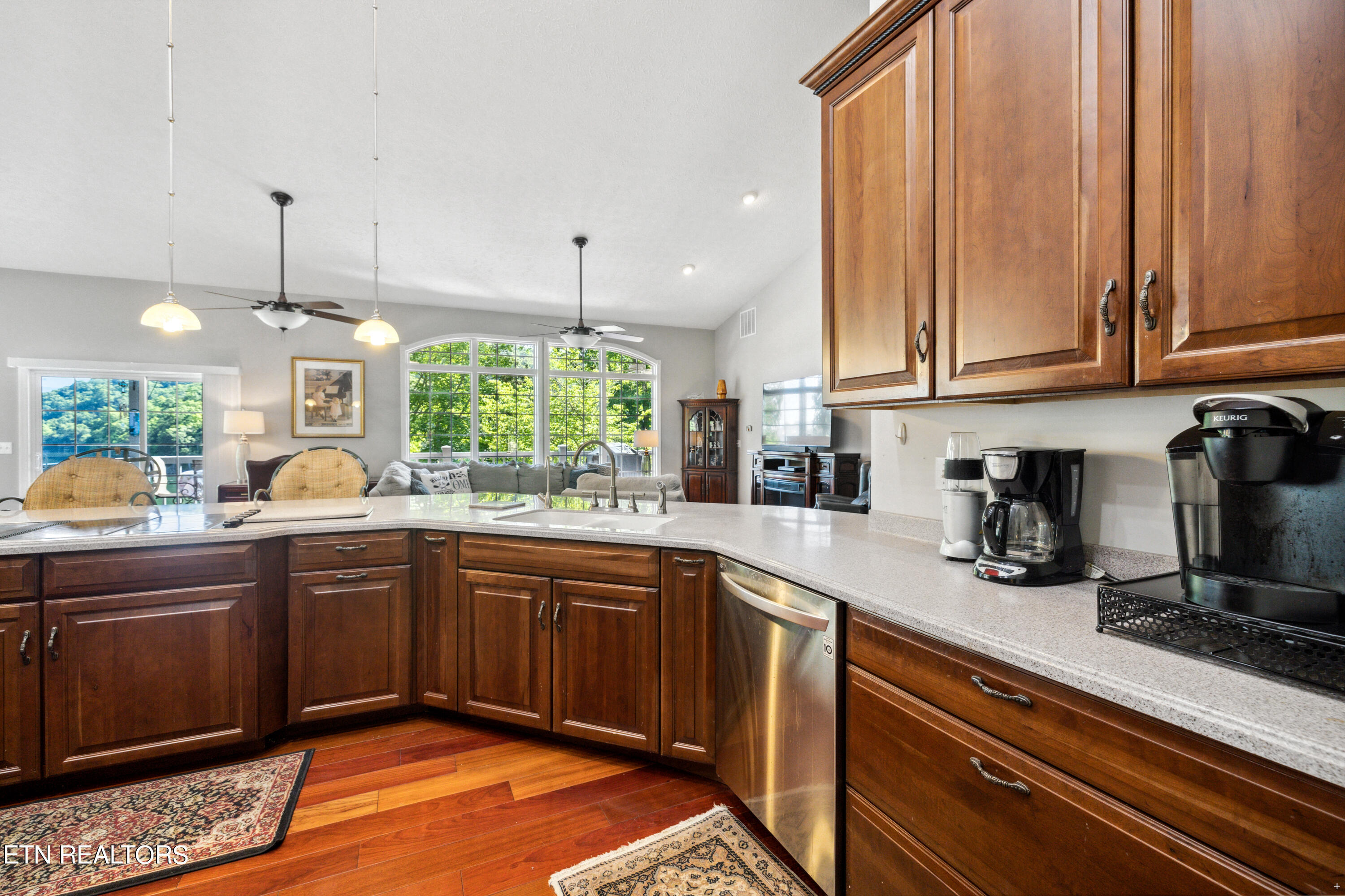 573 E Norris Point Rd, LaFollette