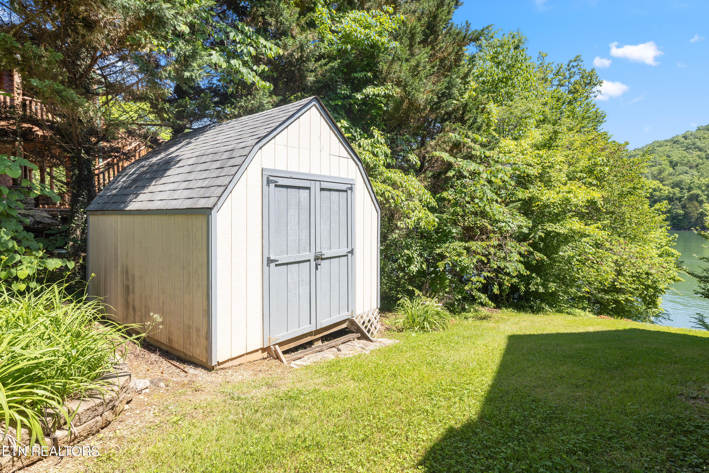 573 E Norris Point Rd, LaFollette