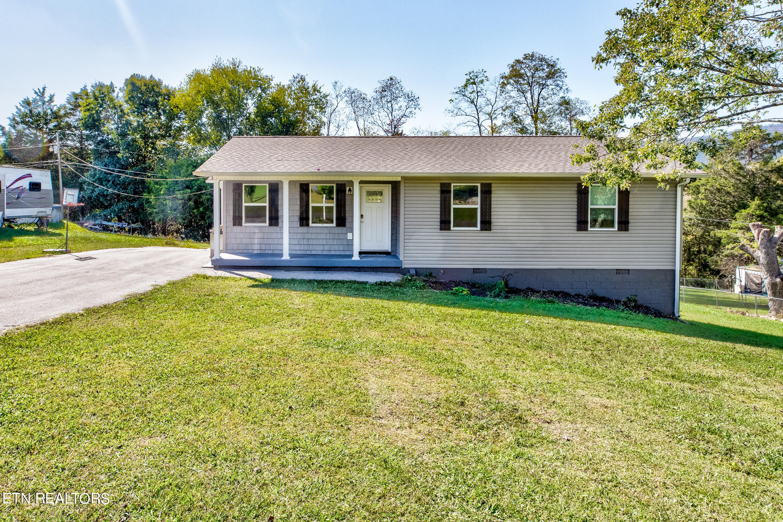 318 Valley View Rd, LaFollette