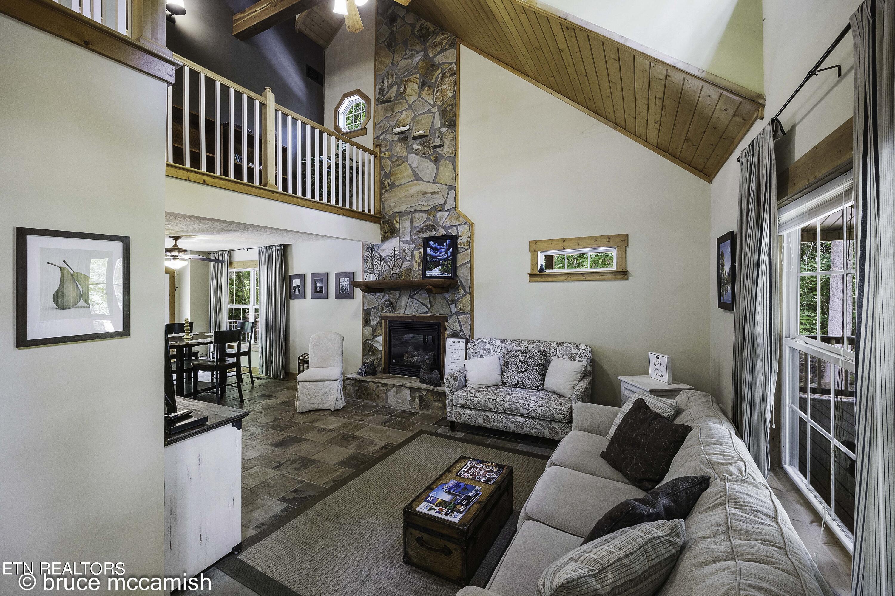 536 E Norris Point Rd, LaFollette