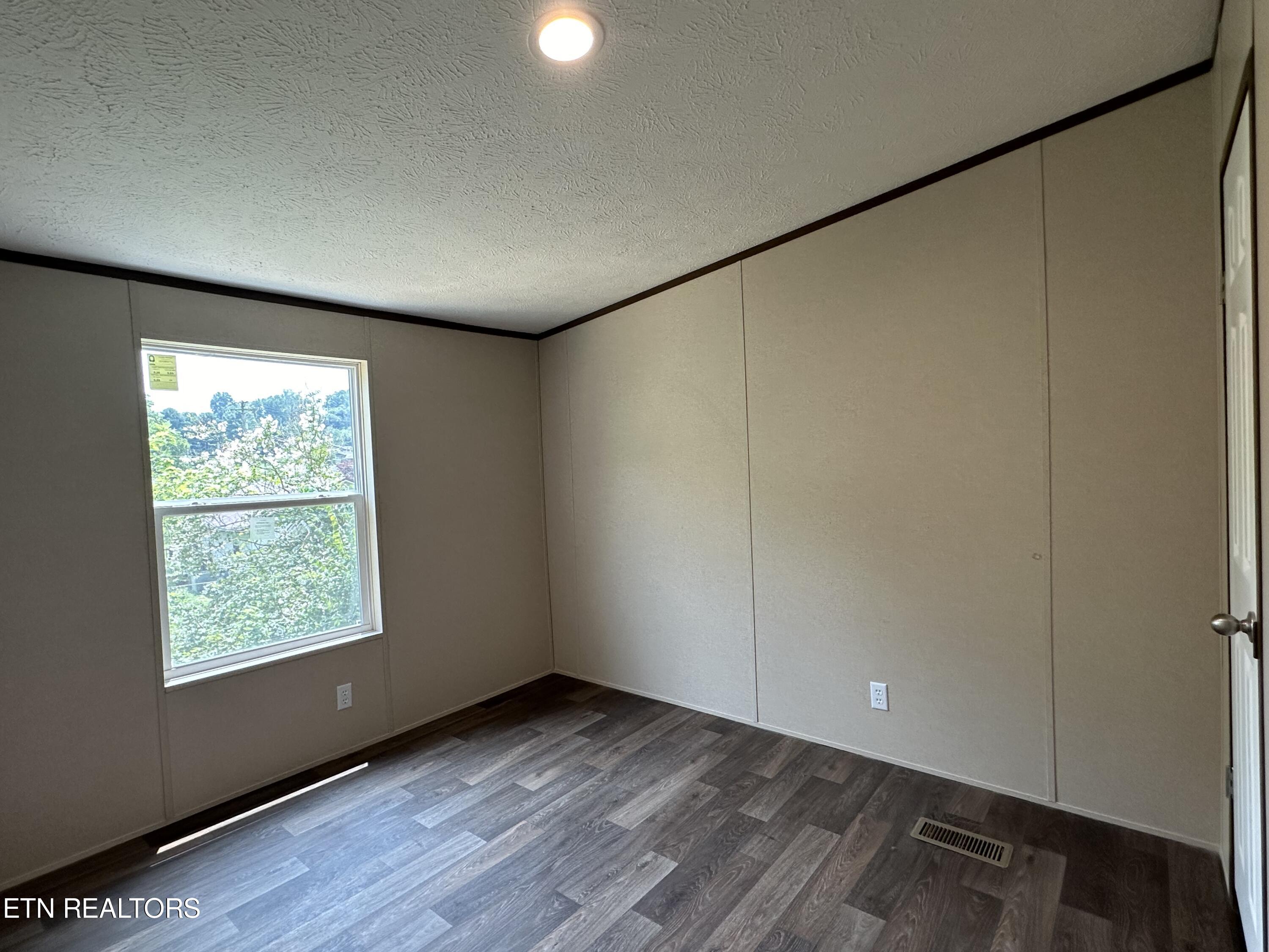 604 E Hemlock St, LaFollette