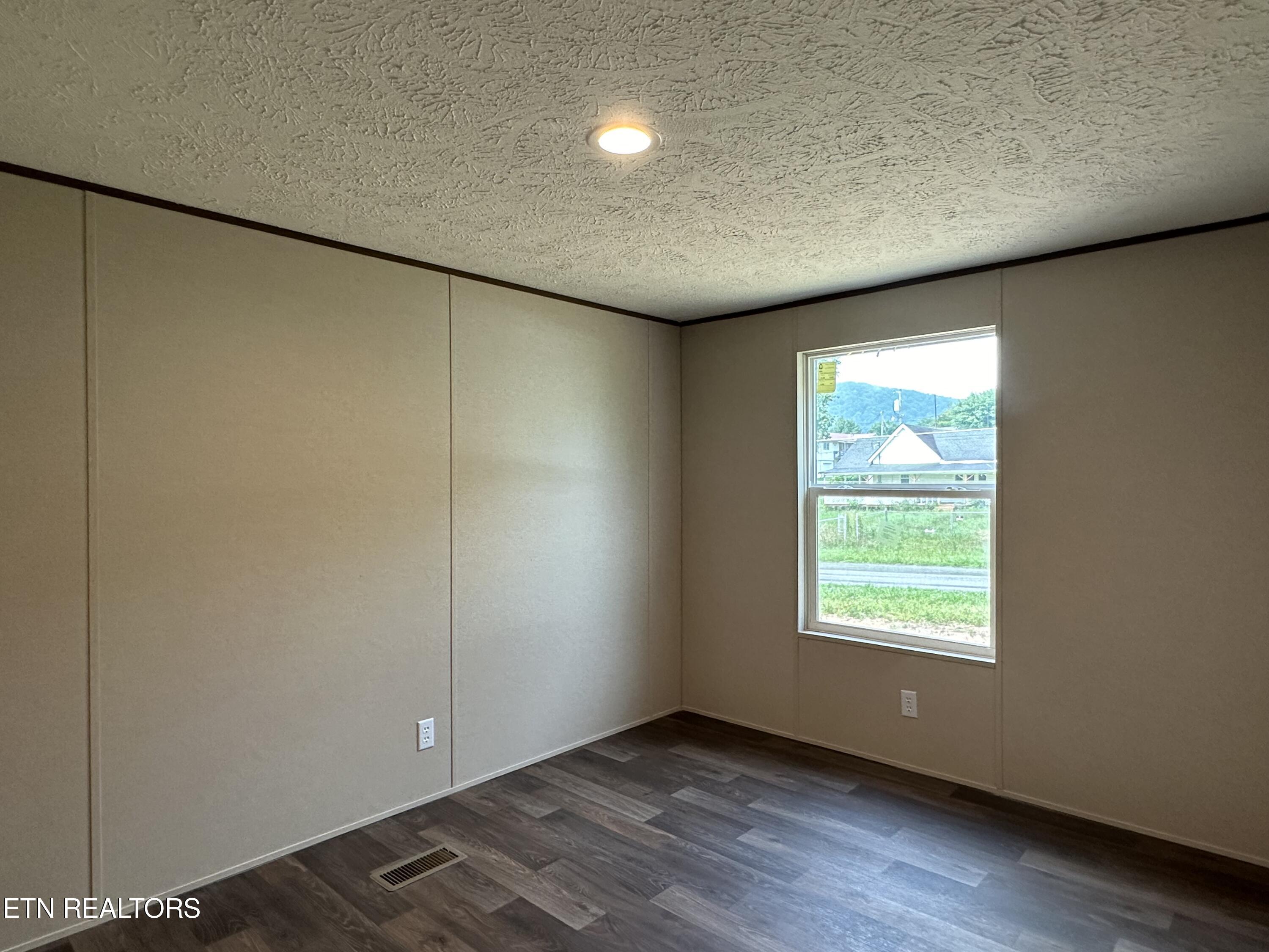 604 E Hemlock St, LaFollette