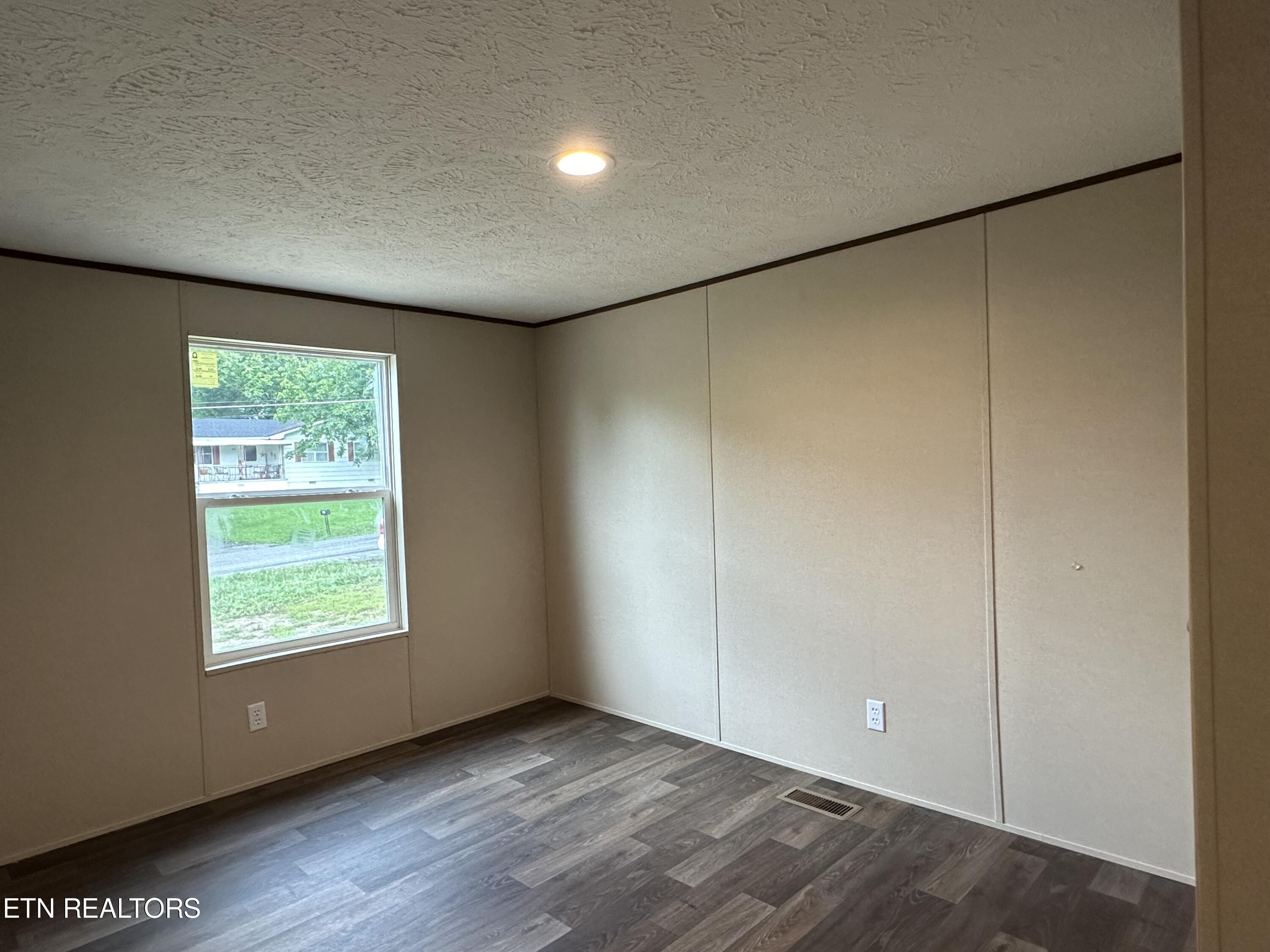 604 E Hemlock St, LaFollette