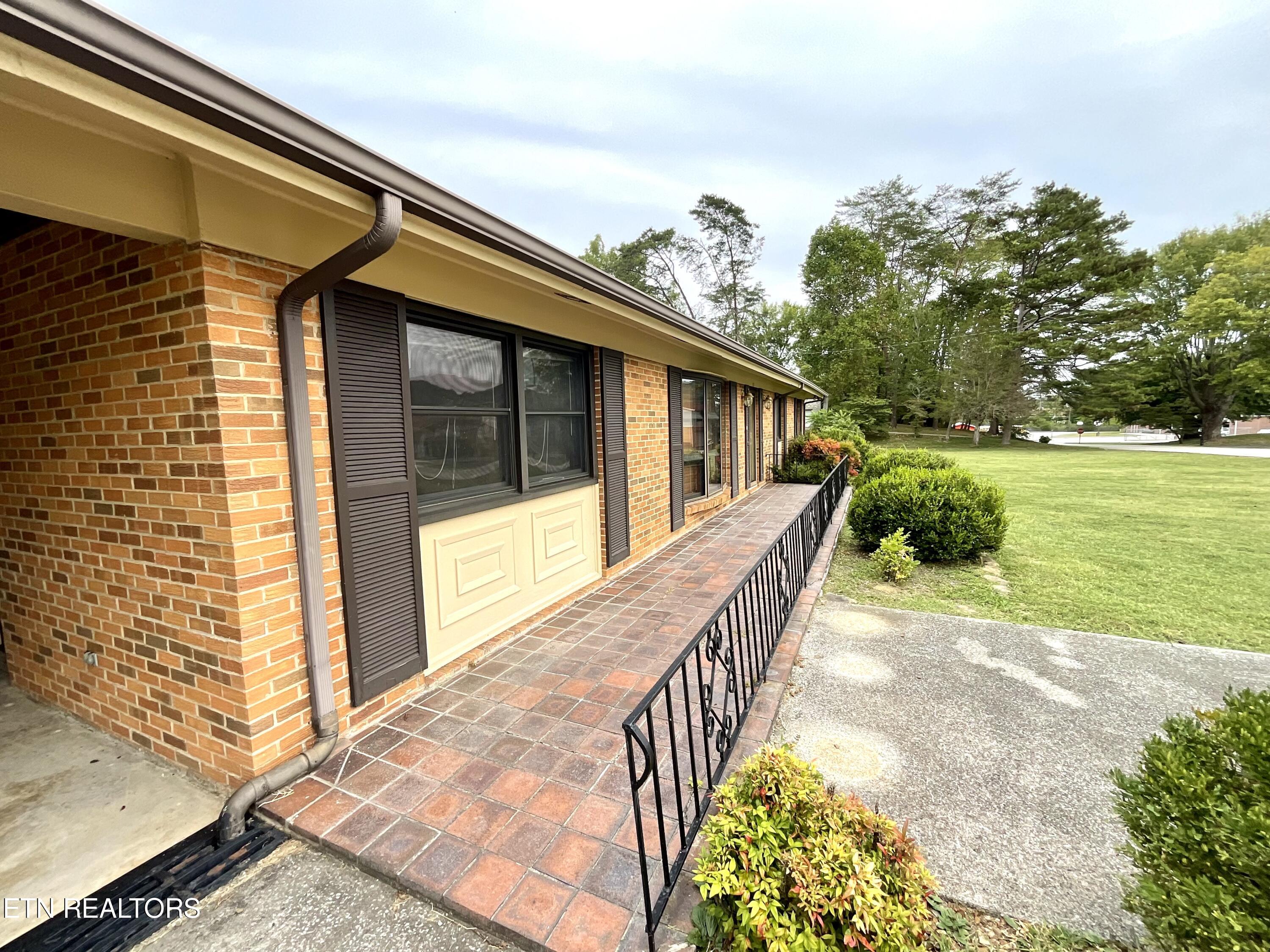 110 E Morningside Park, LaFollette