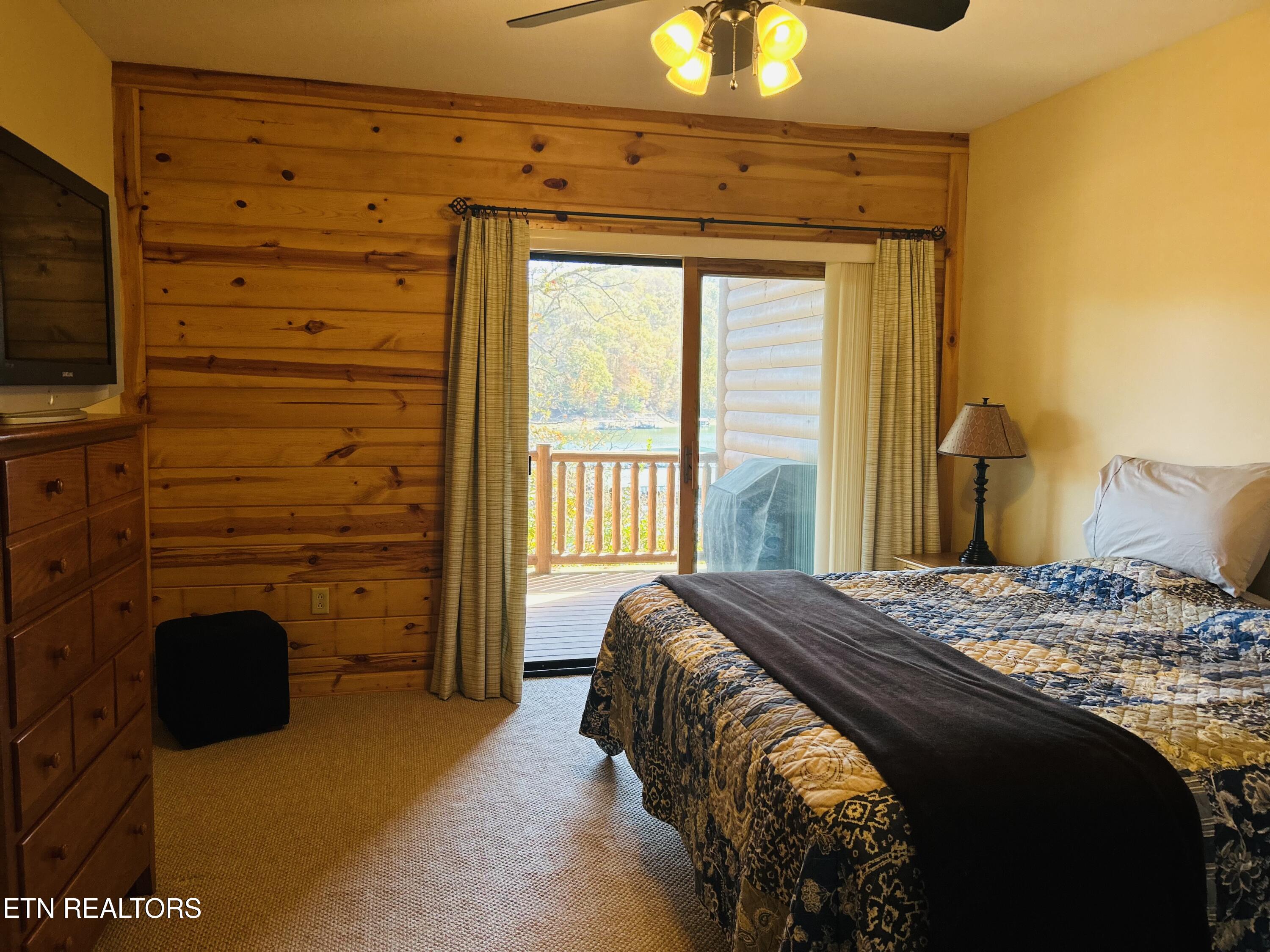 113 Evergreen Circle, 1