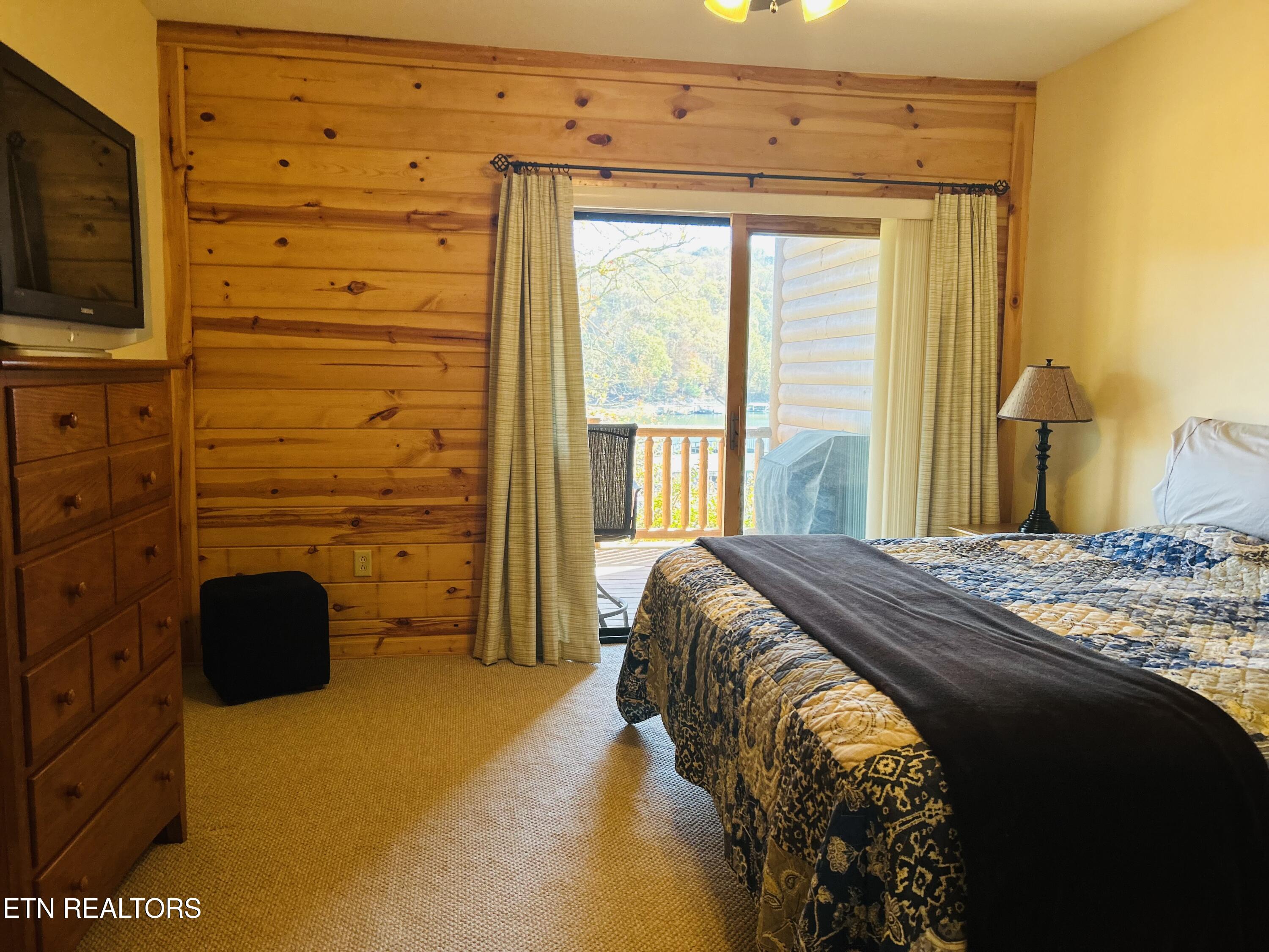 113 Evergreen Circle, 1