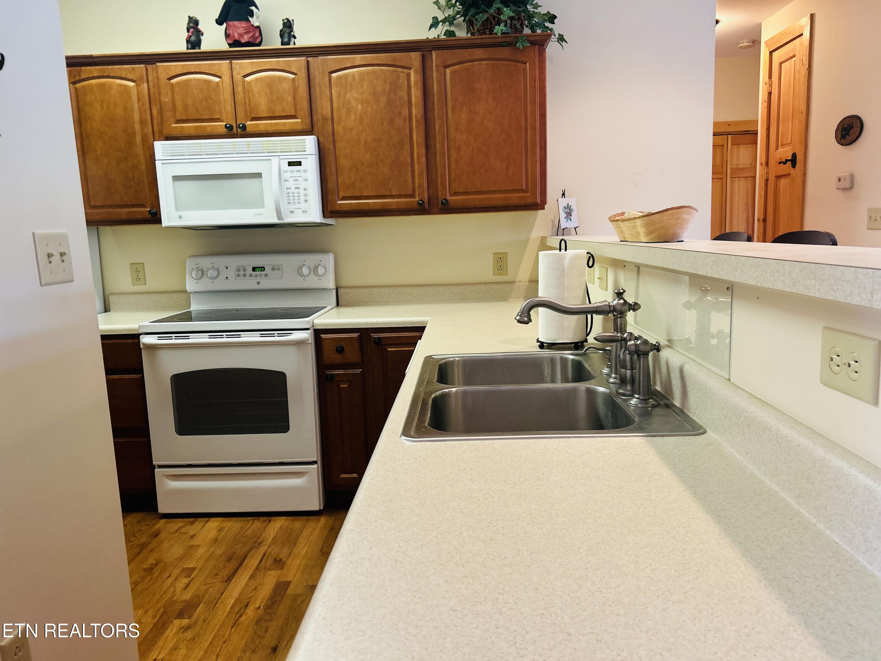 113 Evergreen Circle, 1