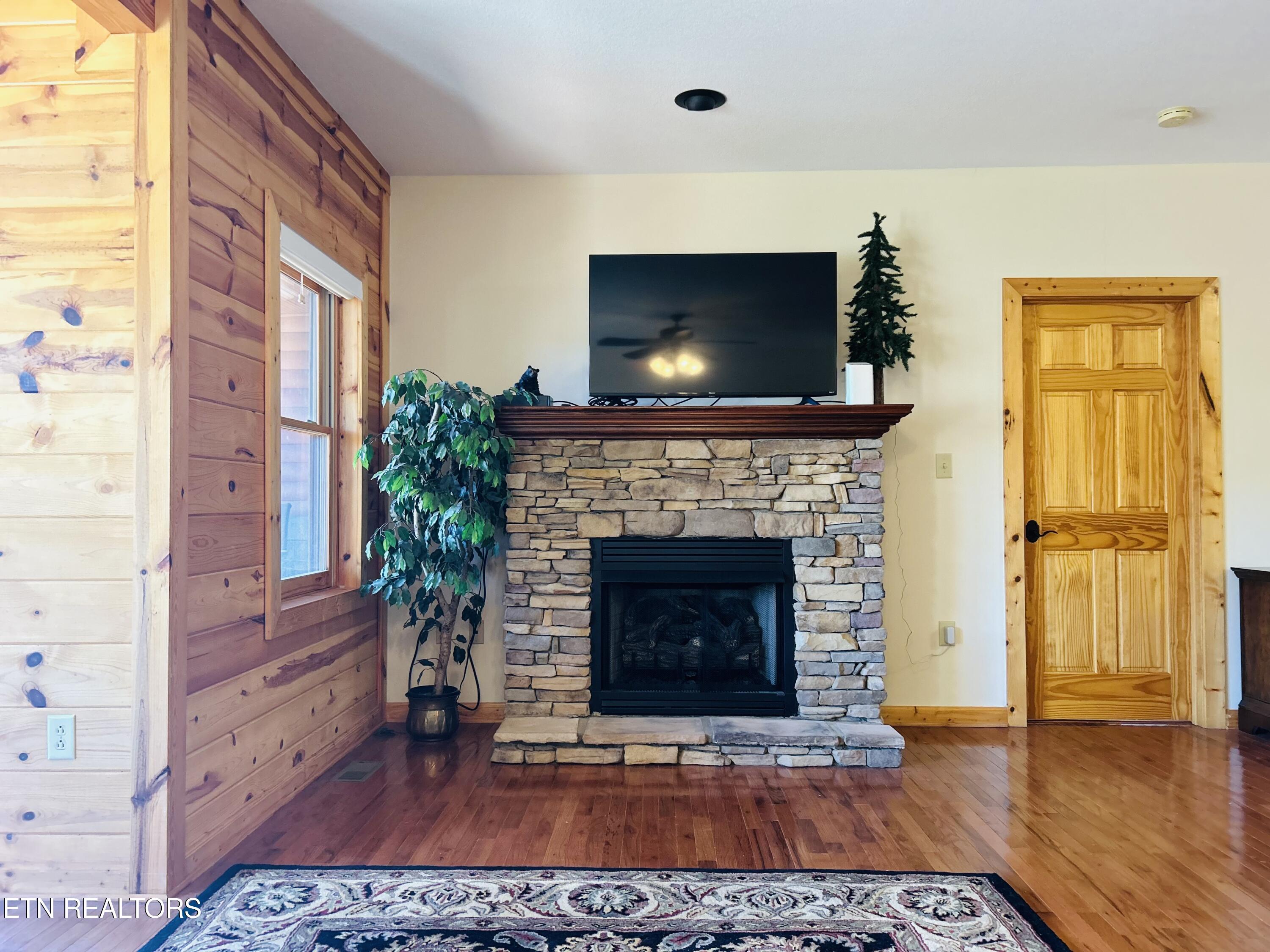 113 Evergreen Circle, 1