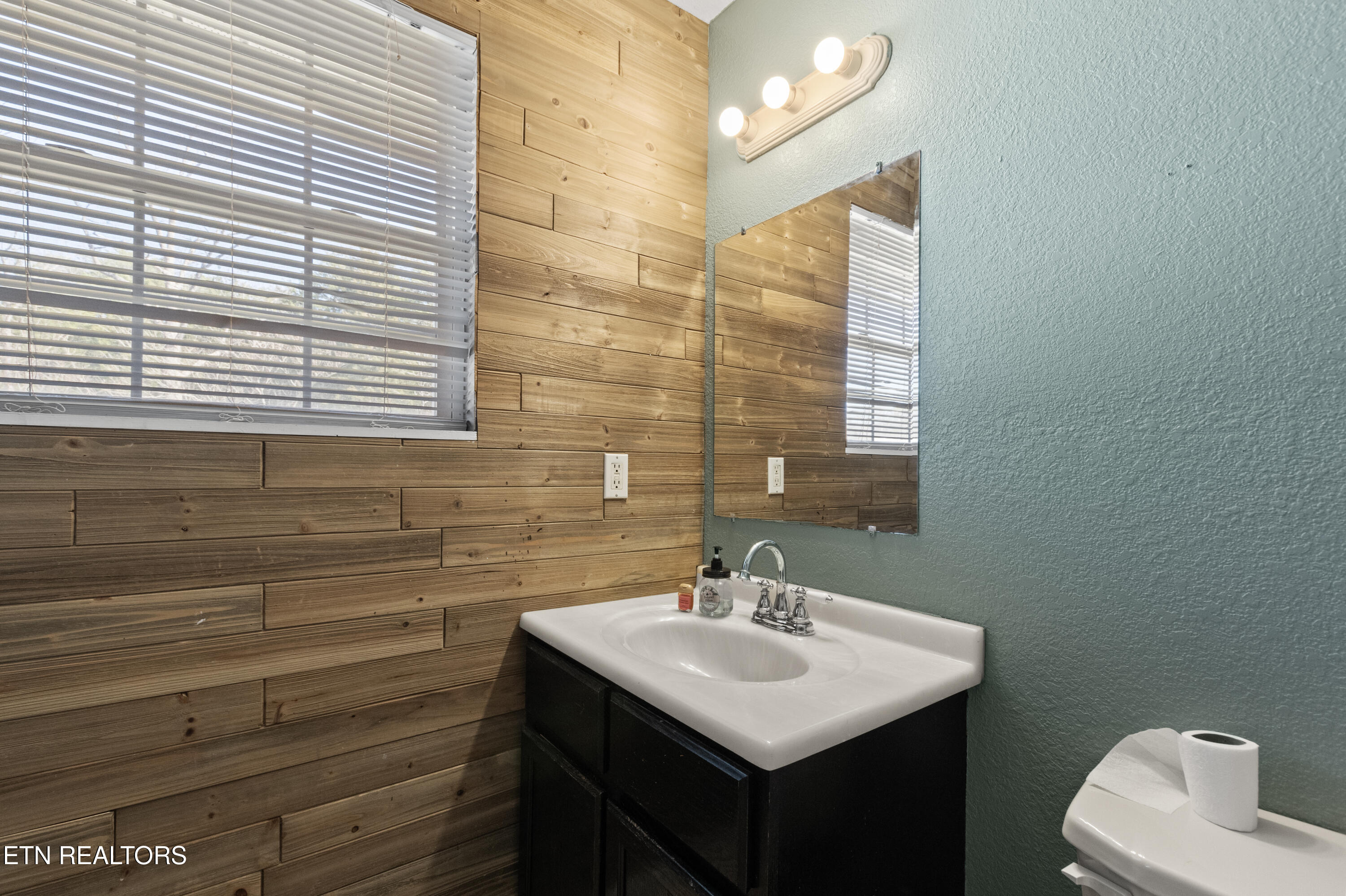 243 Sandy Hill Rd, LaFollette