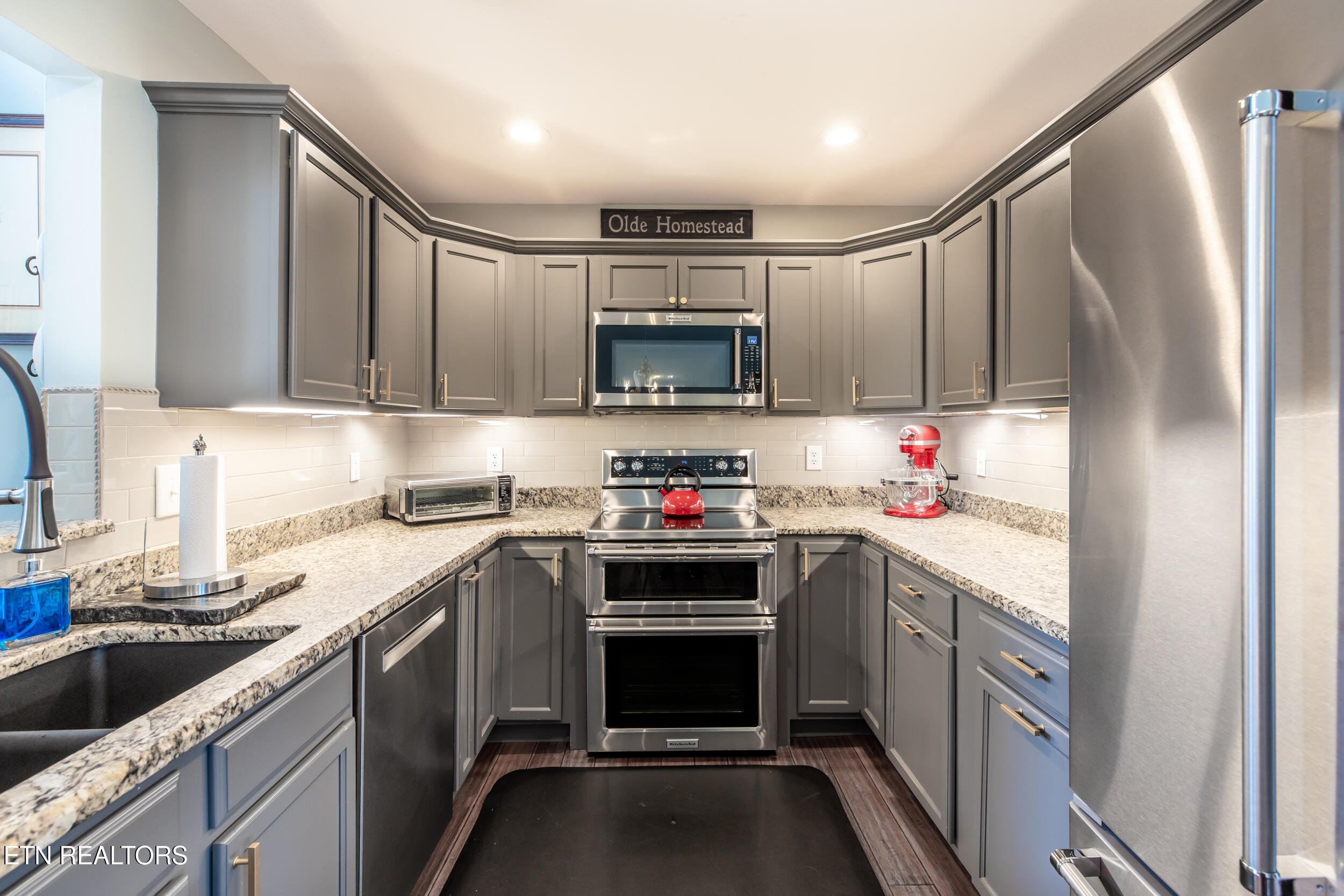 725 Chamberlain Manor Way