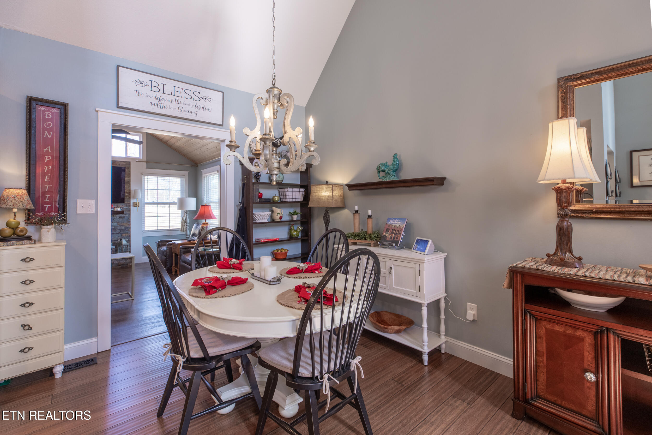 725 Chamberlain Manor Way