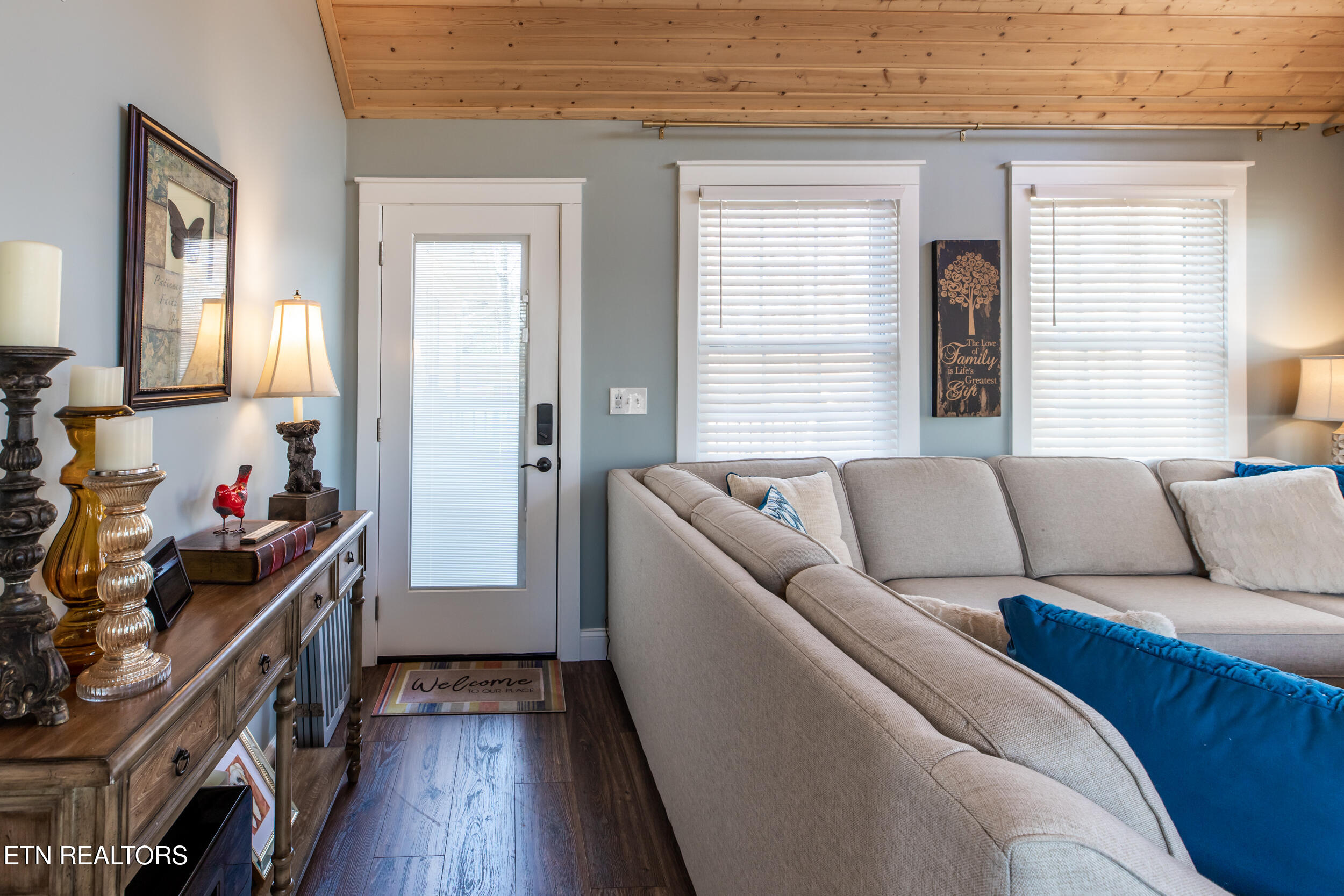 725 Chamberlain Manor Way