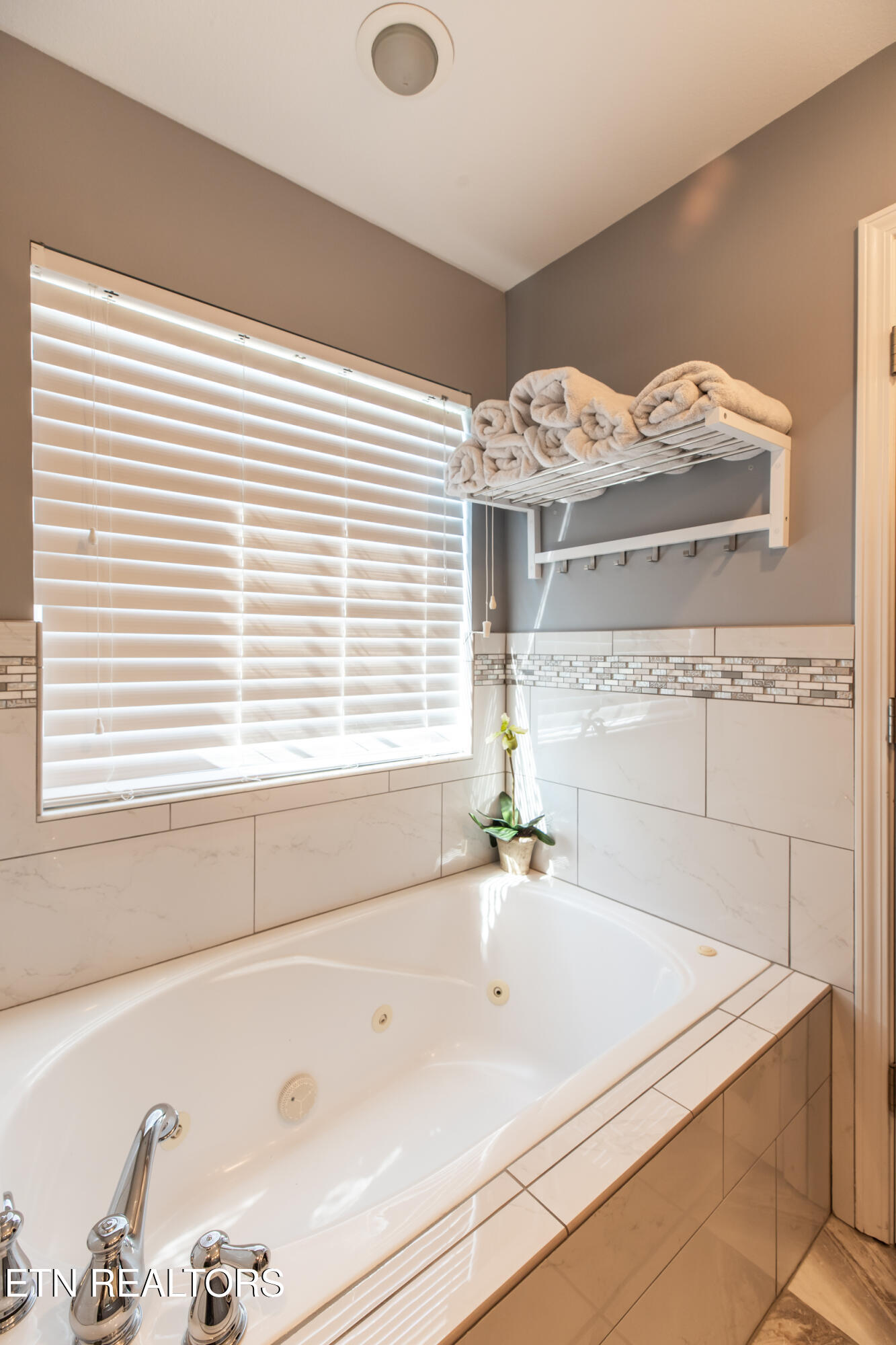 725 Chamberlain Manor Way