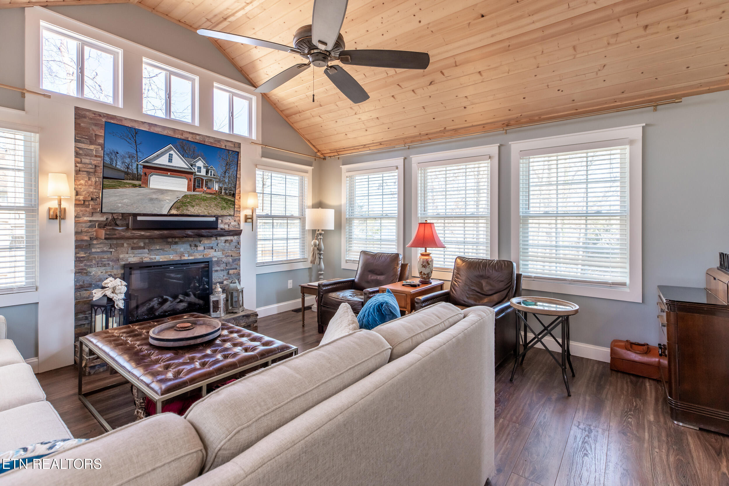 725 Chamberlain Manor Way