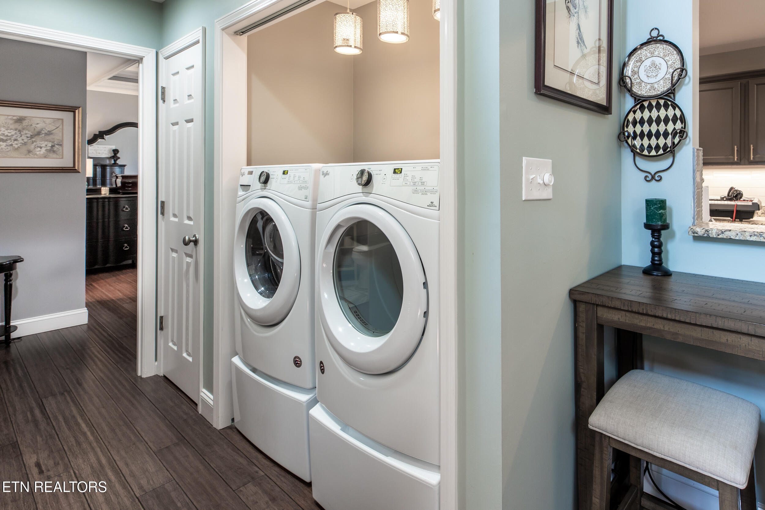 725 Chamberlain Manor Way