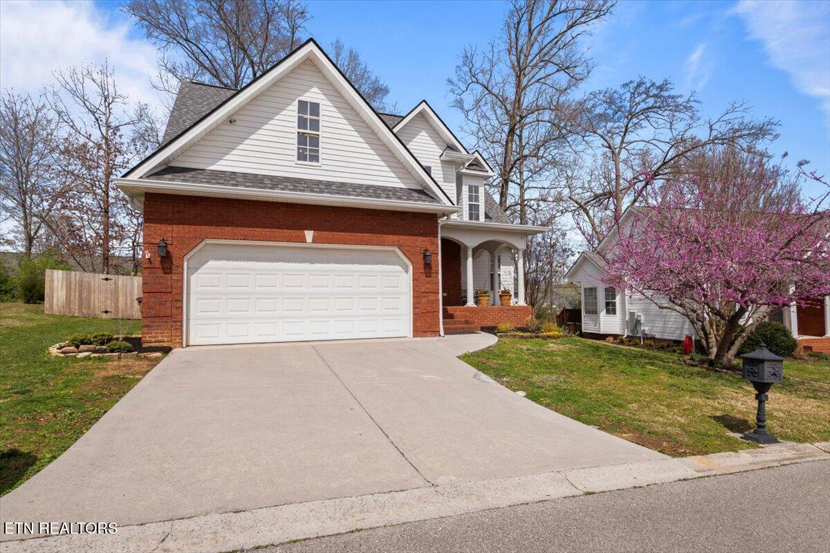 725 Chamberlain Manor Way