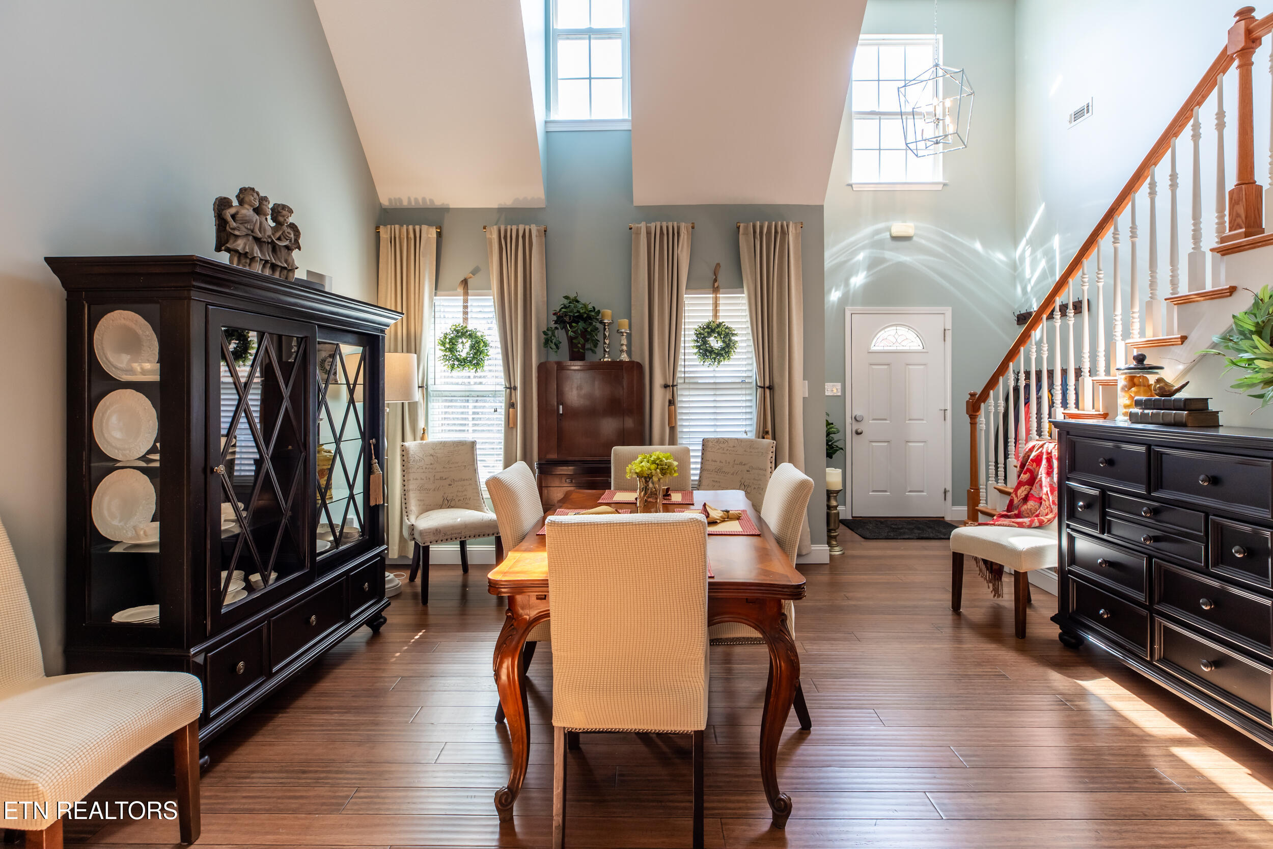 725 Chamberlain Manor Way