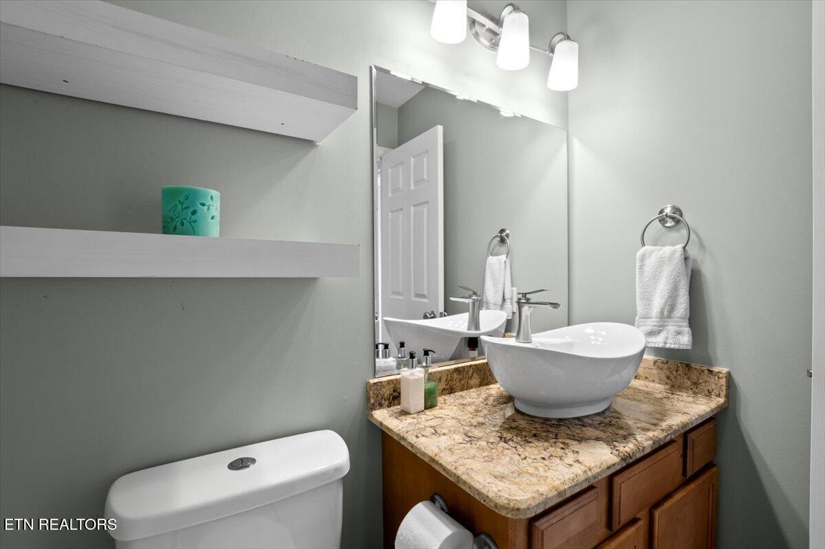 725 Chamberlain Manor Way