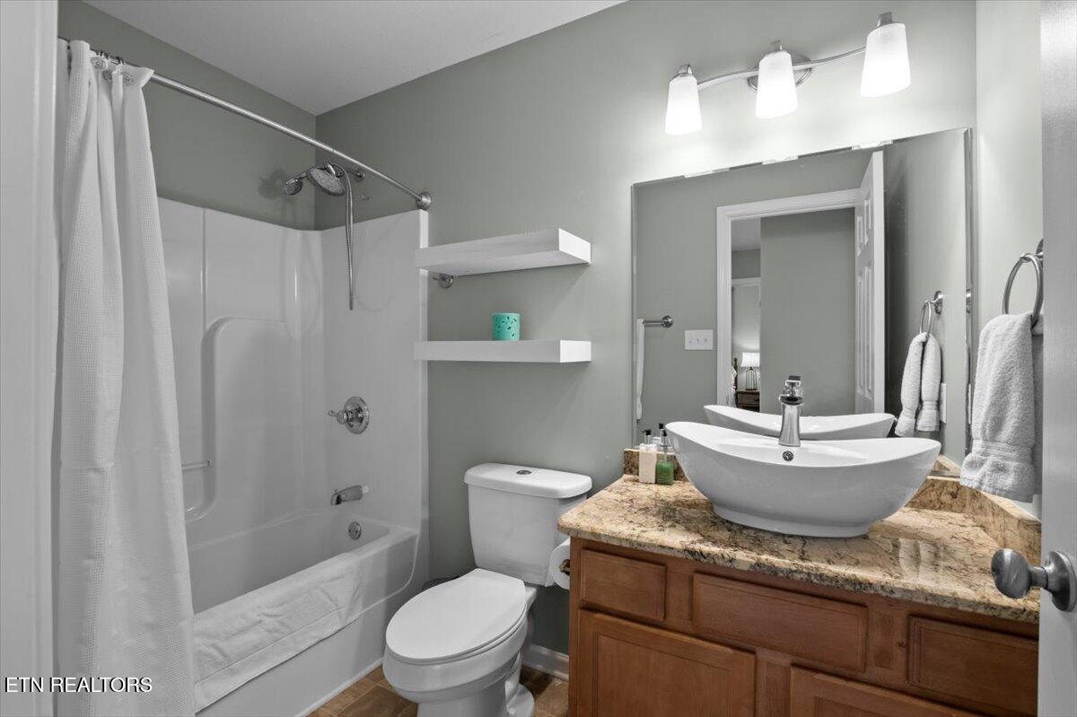 725 Chamberlain Manor Way