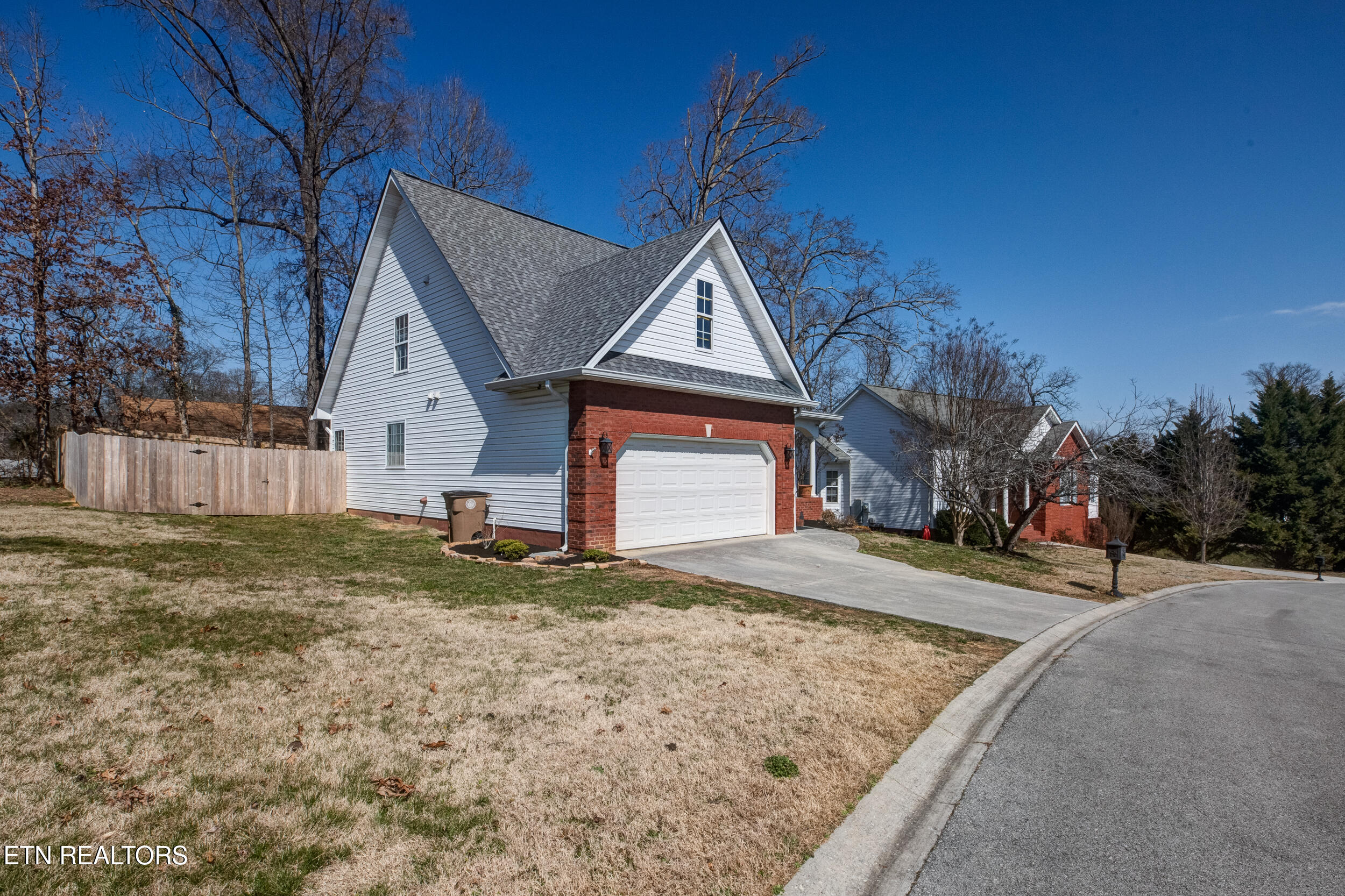 725 Chamberlain Manor Way