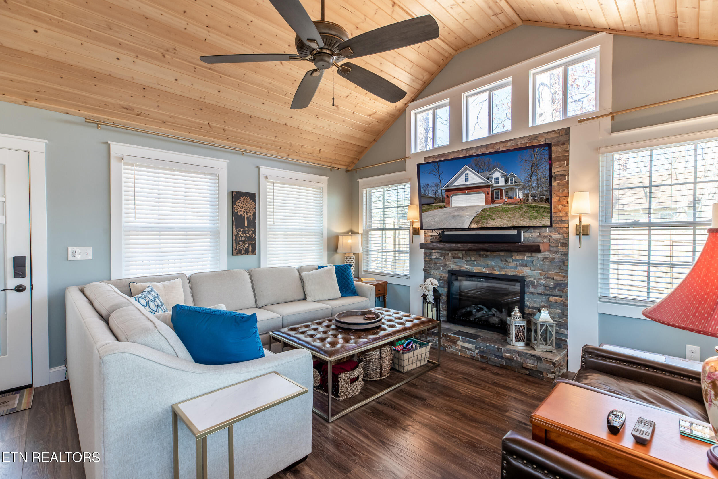 725 Chamberlain Manor Way