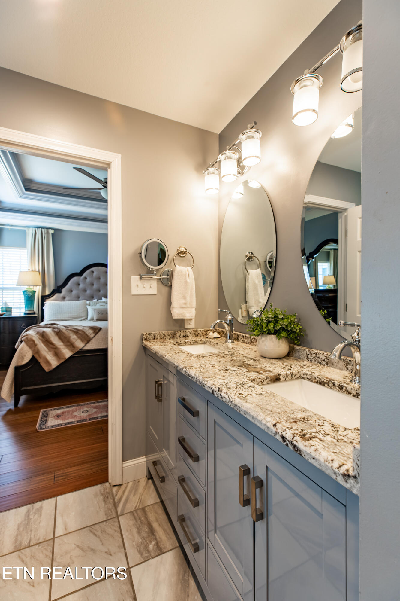 725 Chamberlain Manor Way