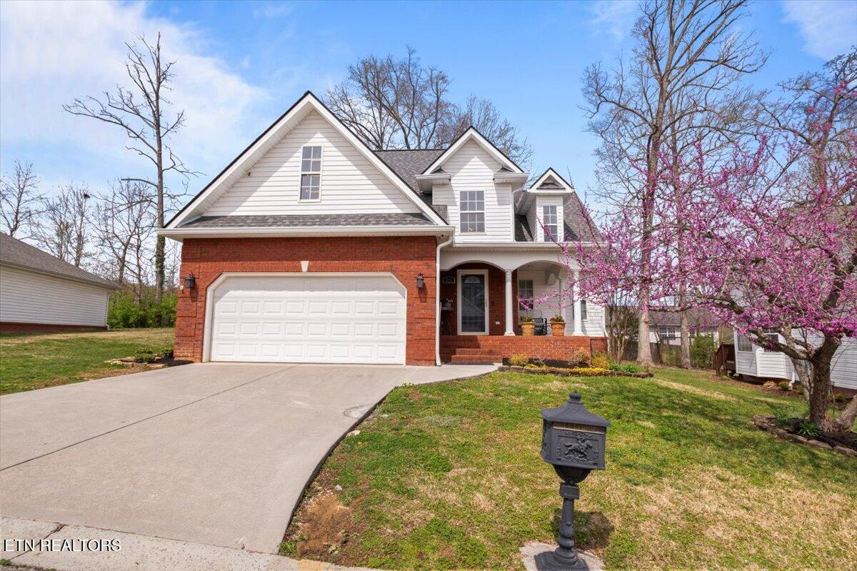 725 Chamberlain Manor Way