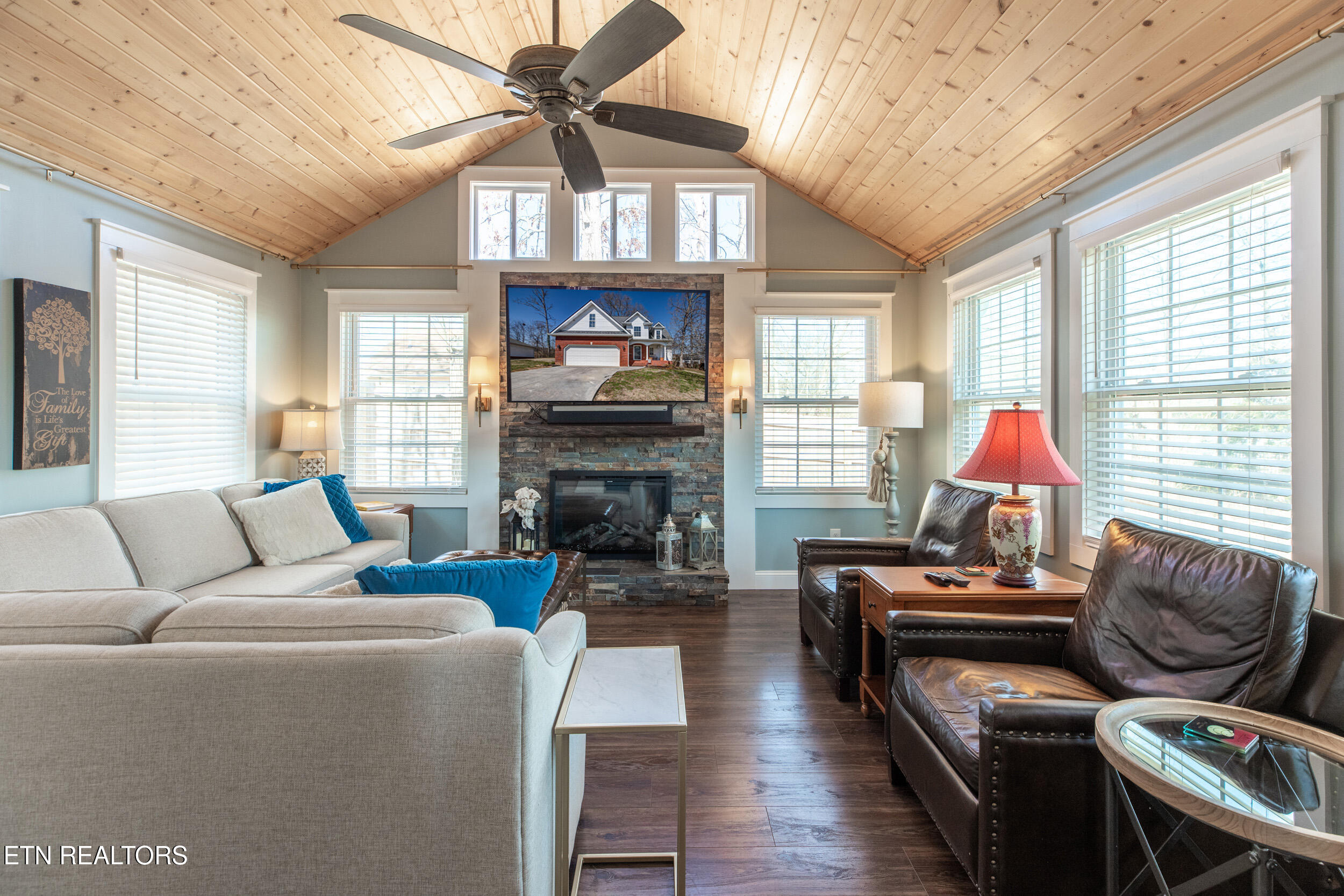 725 Chamberlain Manor Way