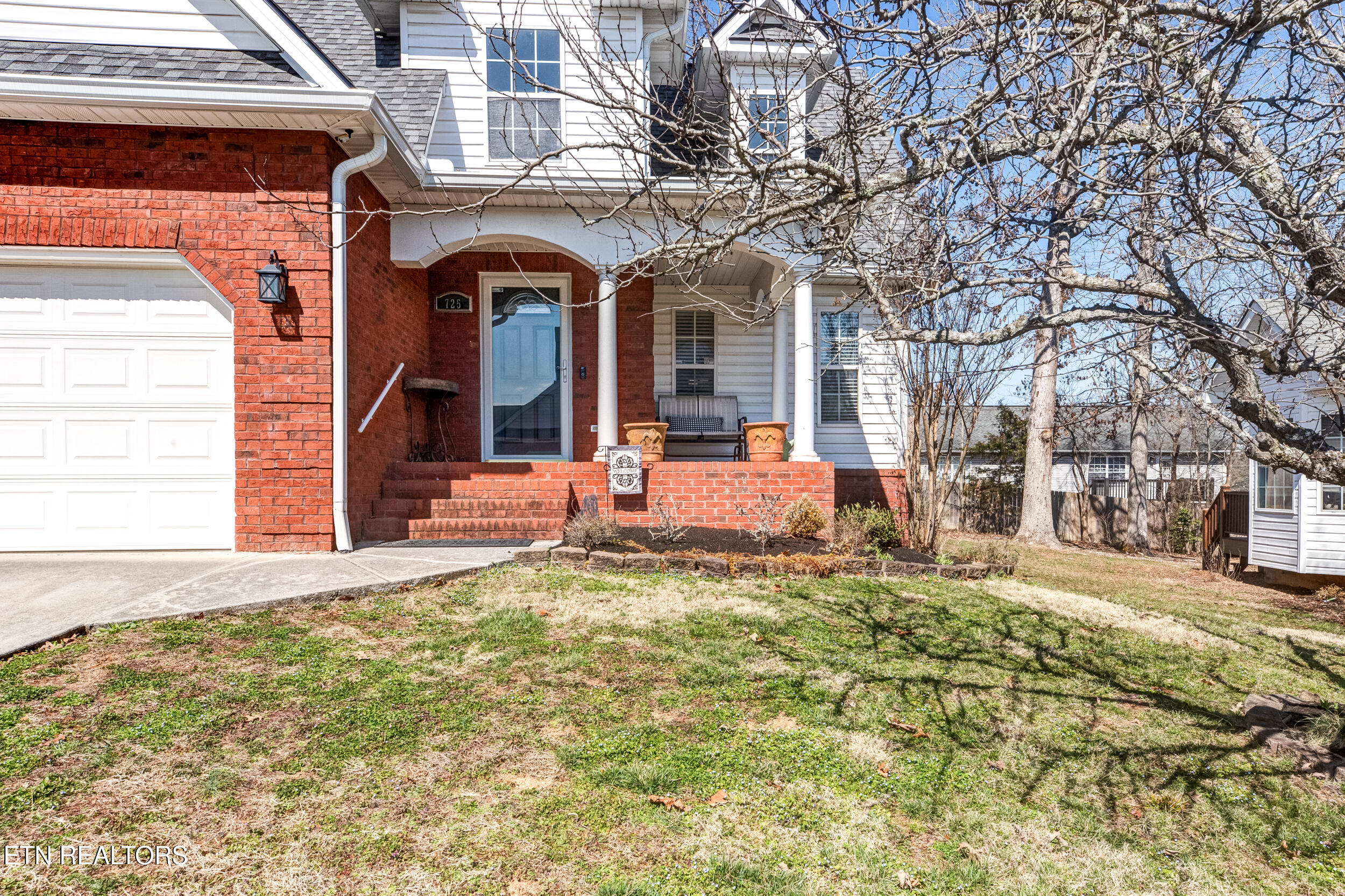 725 Chamberlain Manor Way