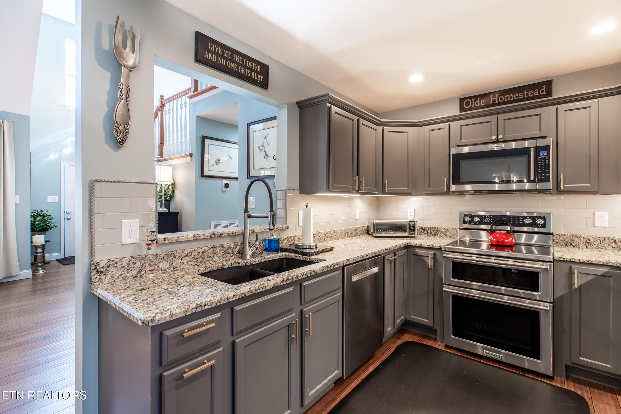 725 Chamberlain Manor Way