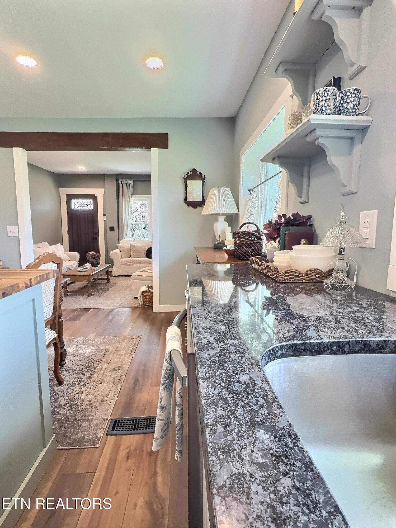 165 Lake Shore Lane, LaFollette