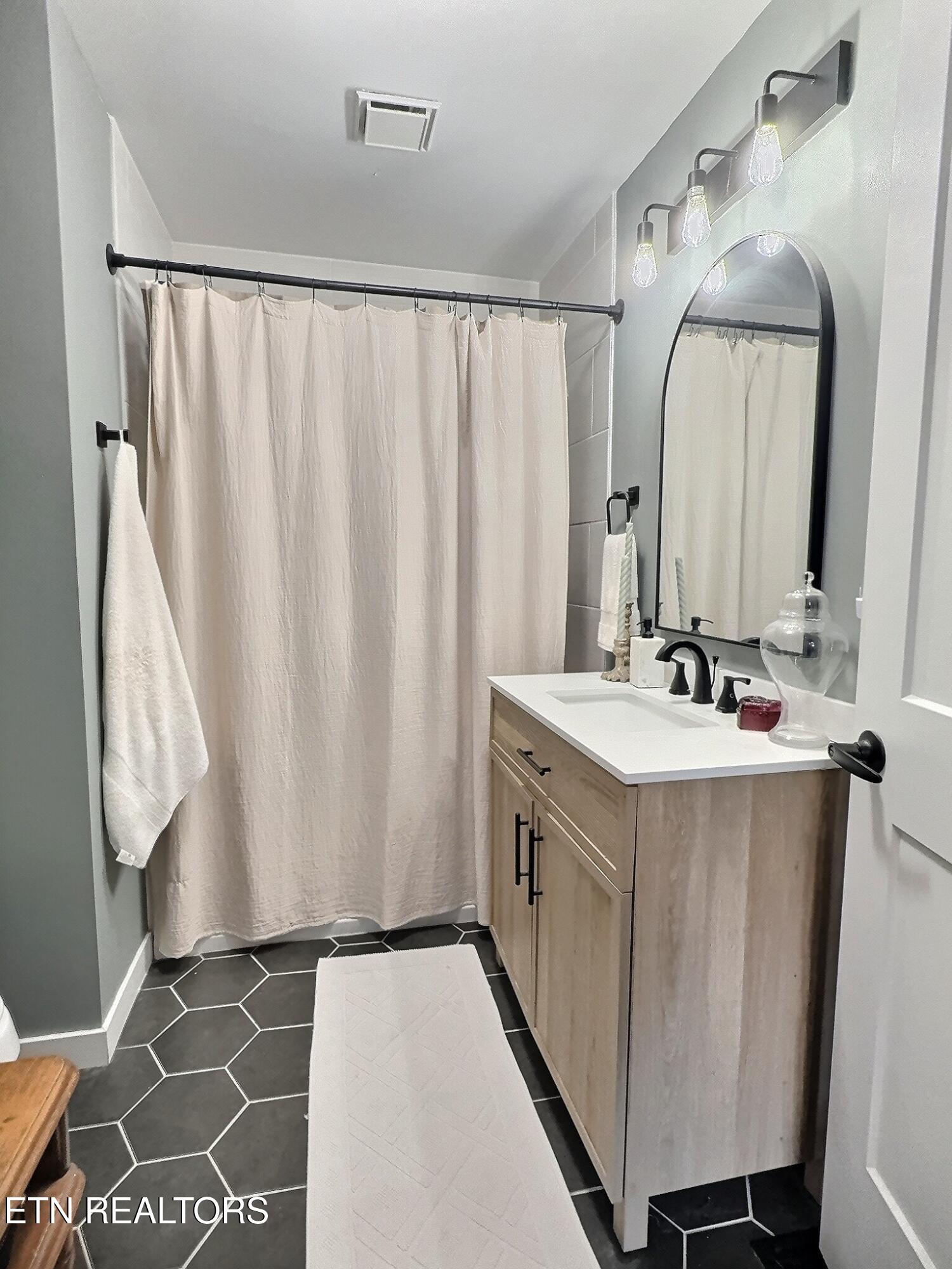 165 Lake Shore Lane, LaFollette