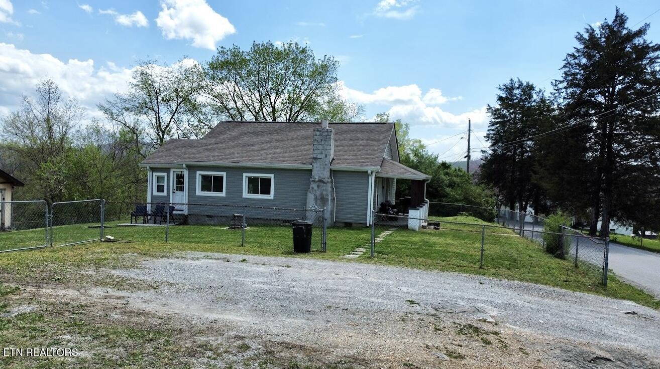 165 Lake Shore Lane, LaFollette