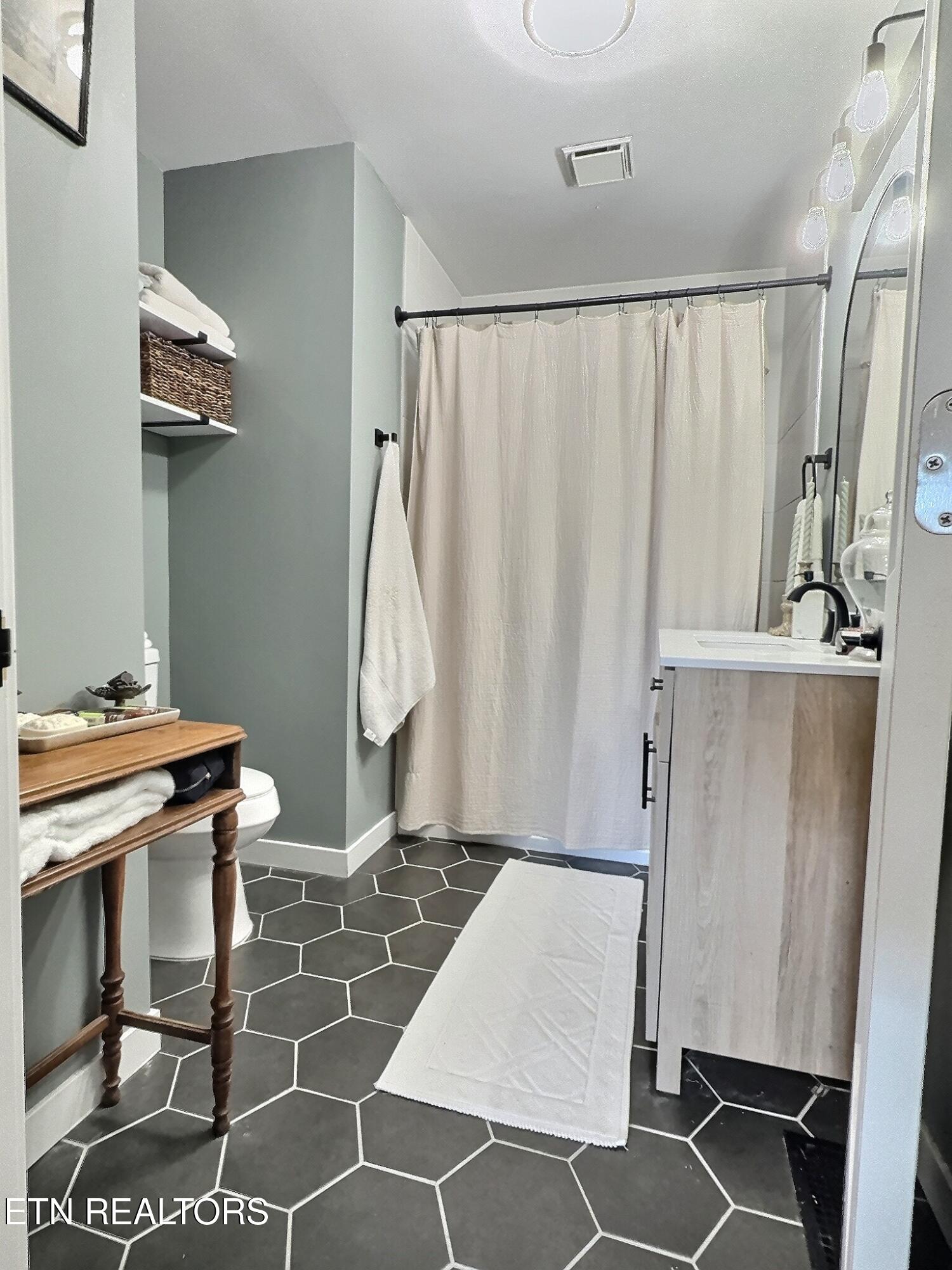 165 Lake Shore Lane, LaFollette