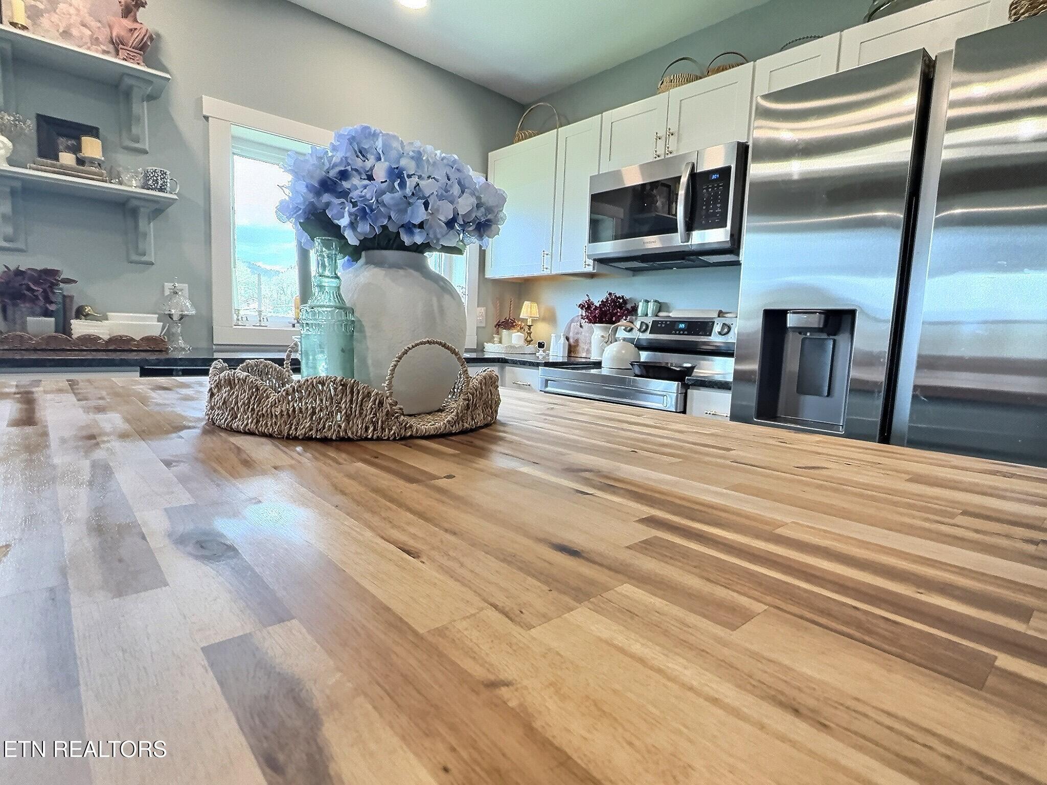 165 Lake Shore Lane, LaFollette