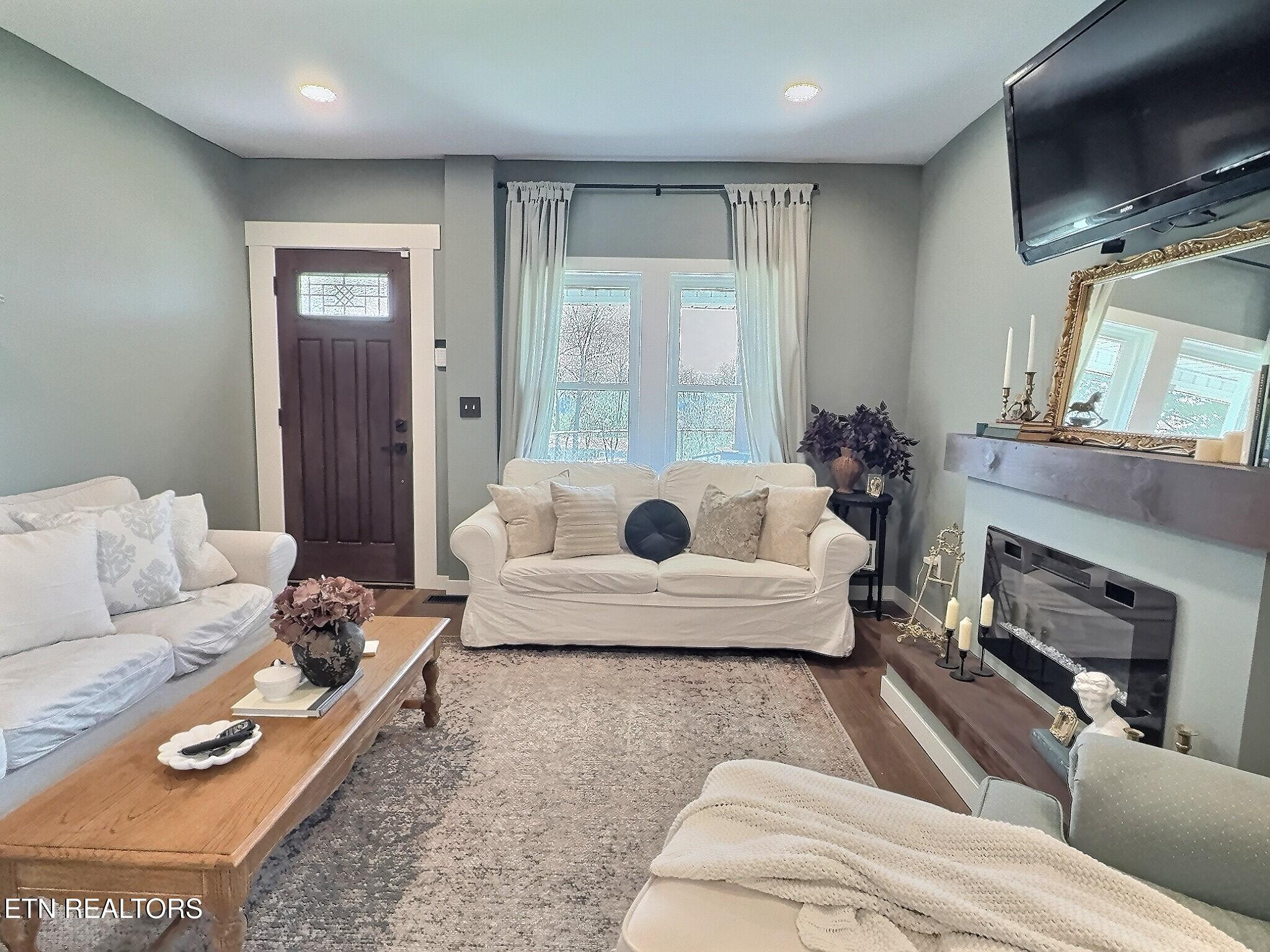 165 Lake Shore Lane, LaFollette