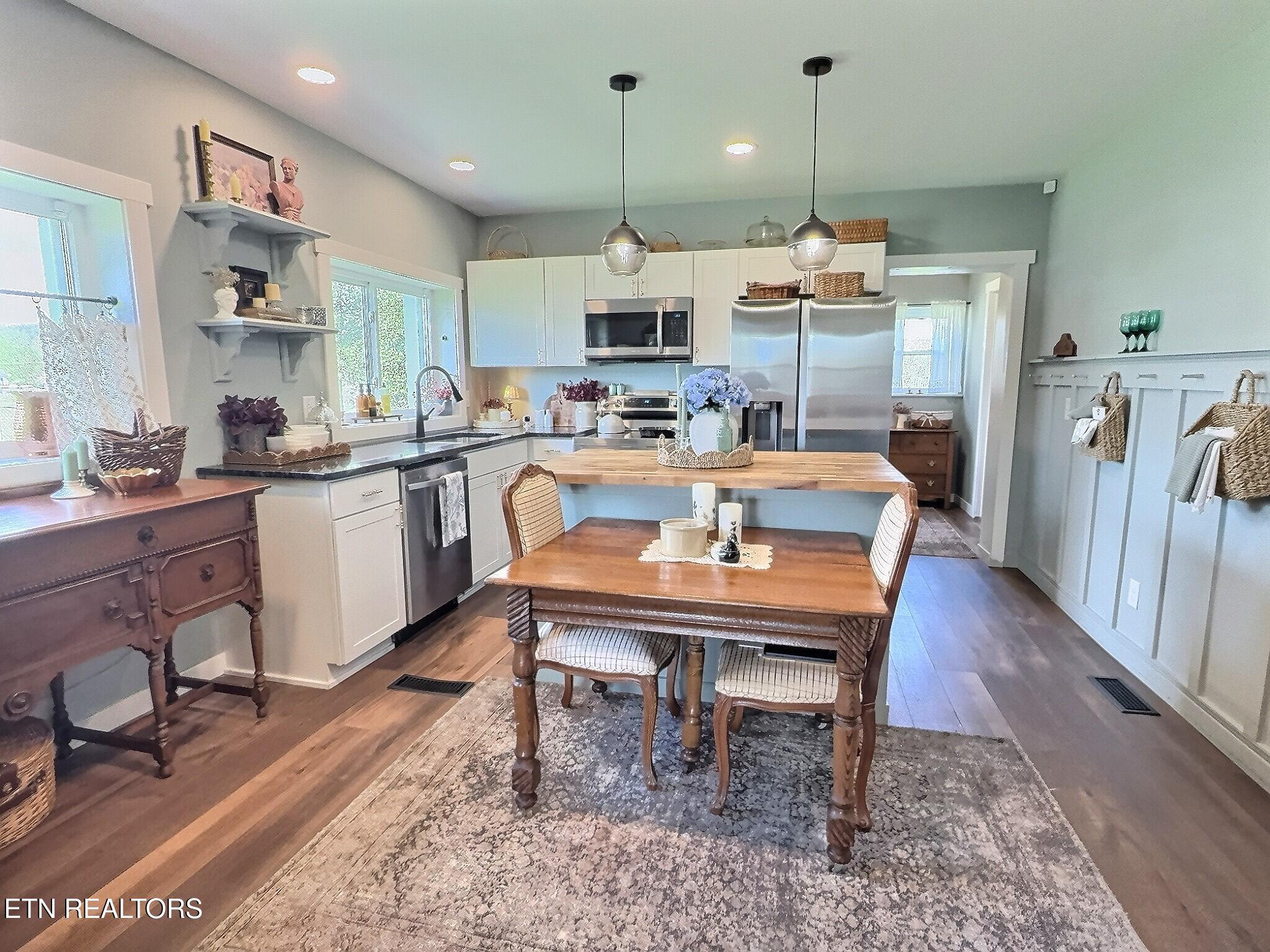 165 Lake Shore Lane, LaFollette