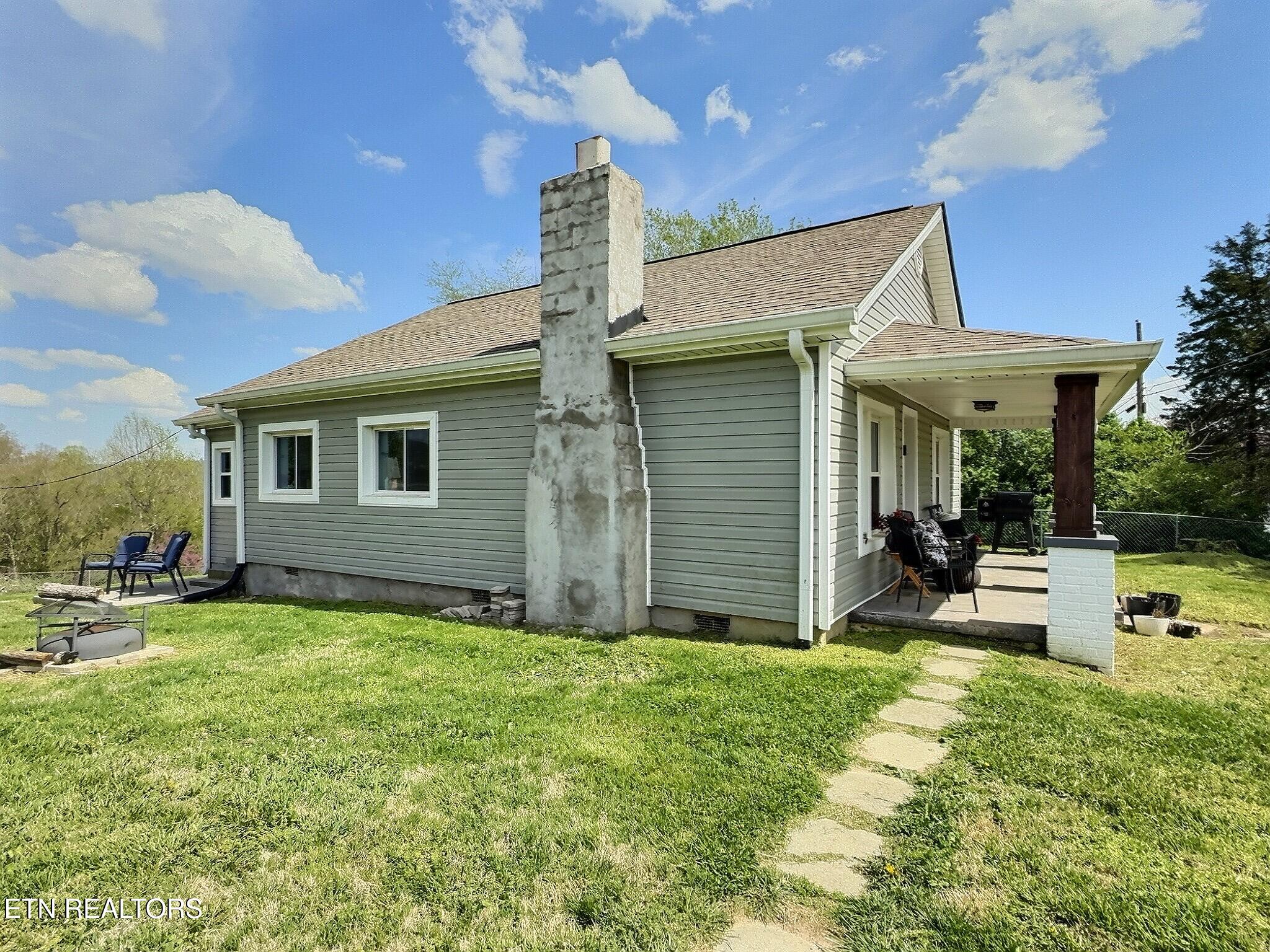 165 Lake Shore Lane, LaFollette