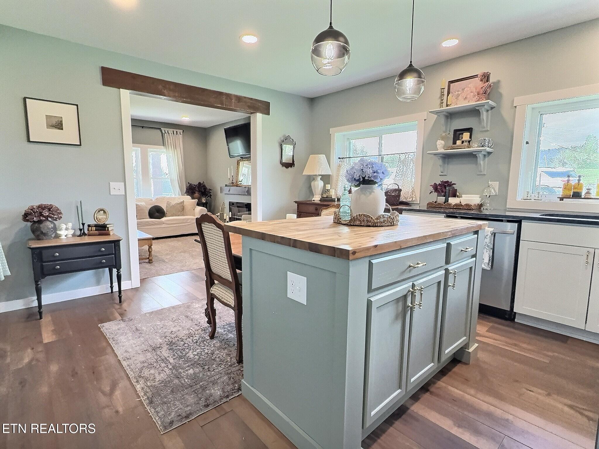 165 Lake Shore Lane, LaFollette