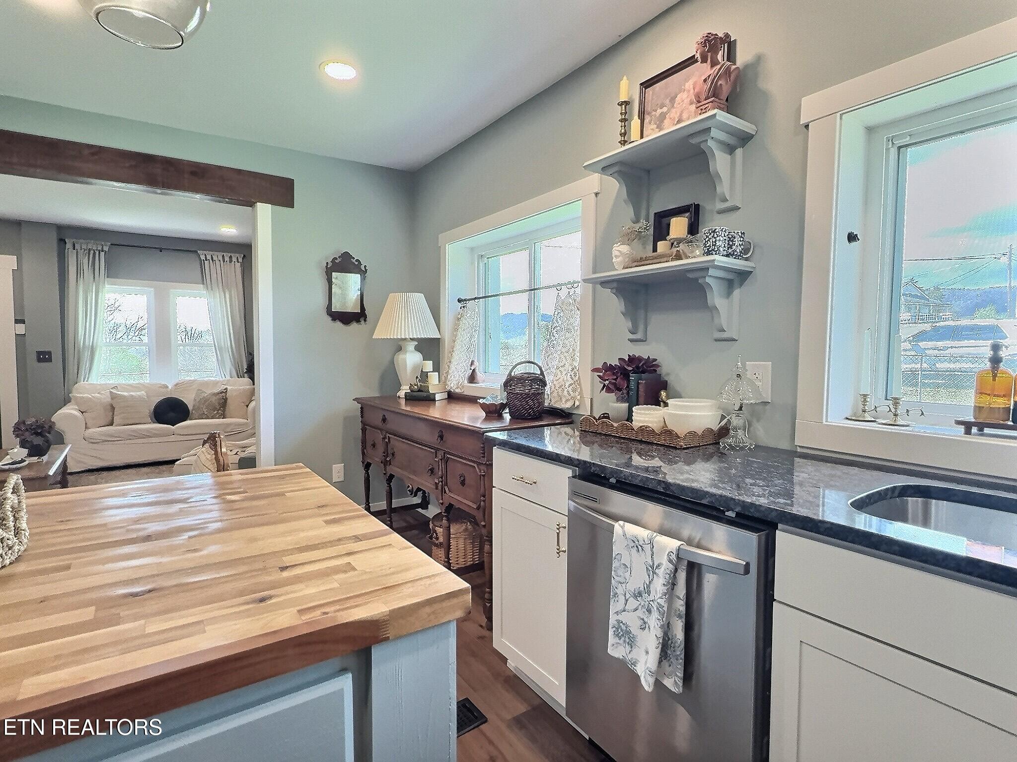 165 Lake Shore Lane, LaFollette