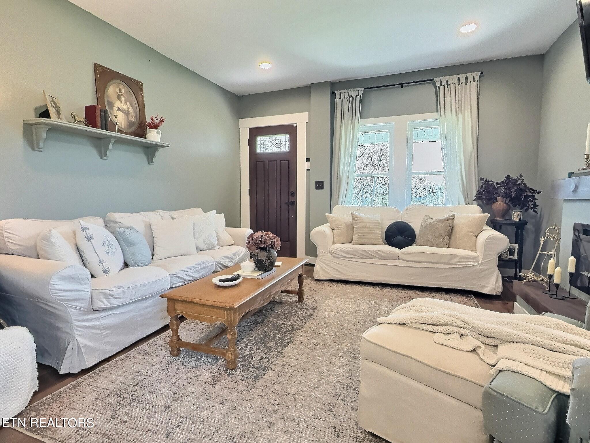 165 Lake Shore Lane, LaFollette