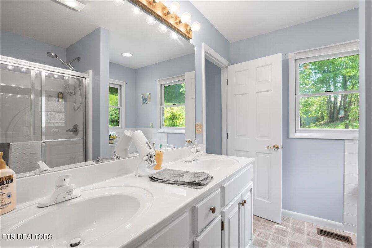 334 Little Buck Lane, LaFollette