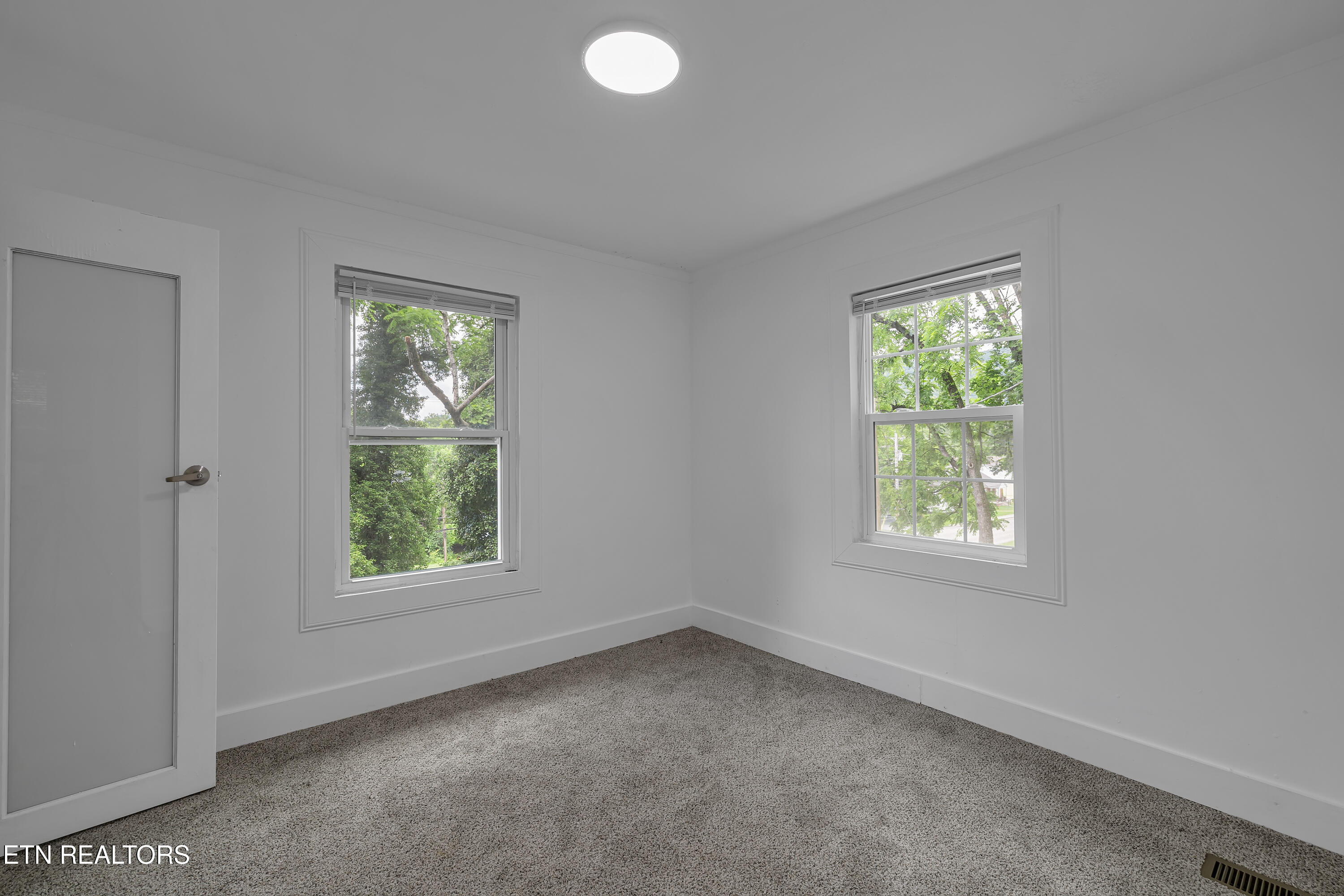 409 S Indiana Ave, LaFollette