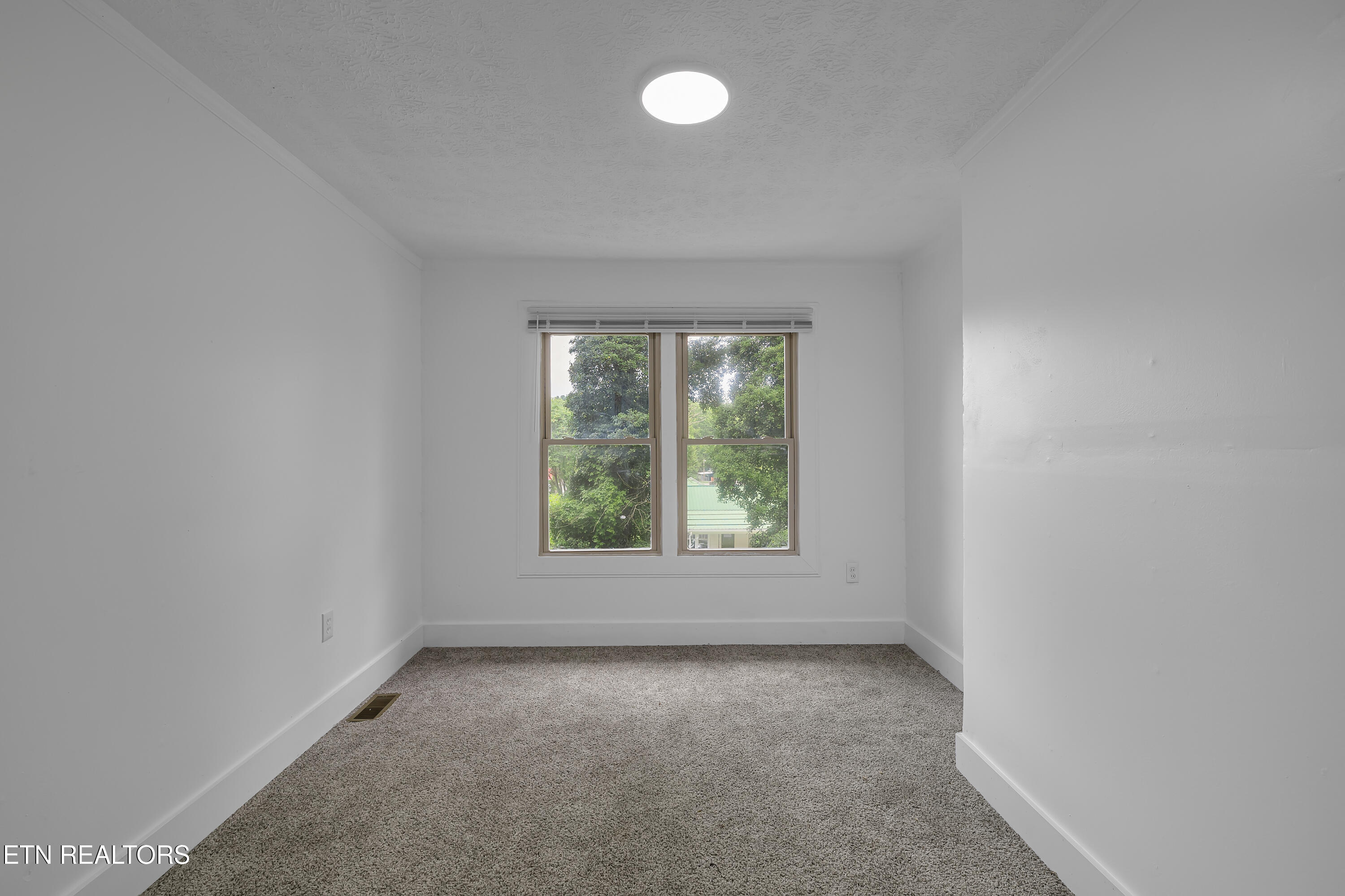 409 S Indiana Ave, LaFollette