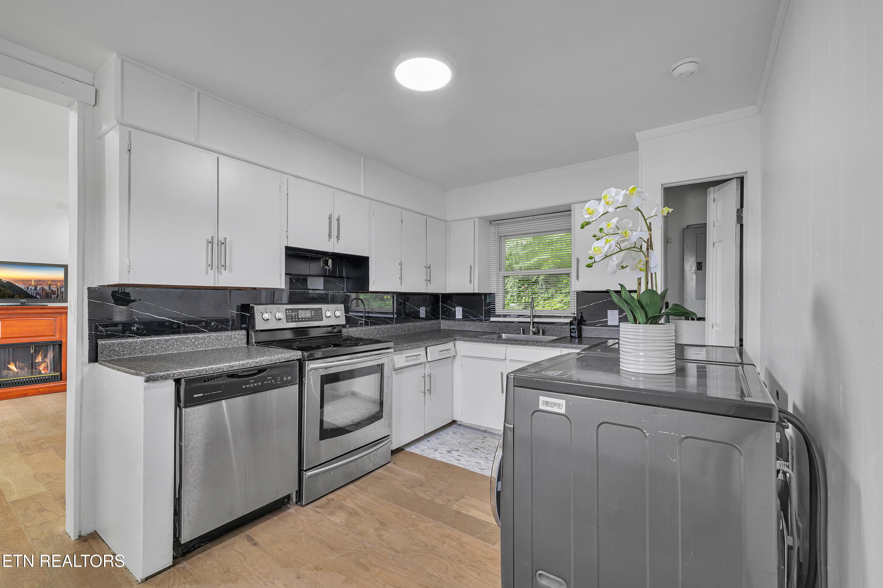 409 S Indiana Ave, LaFollette