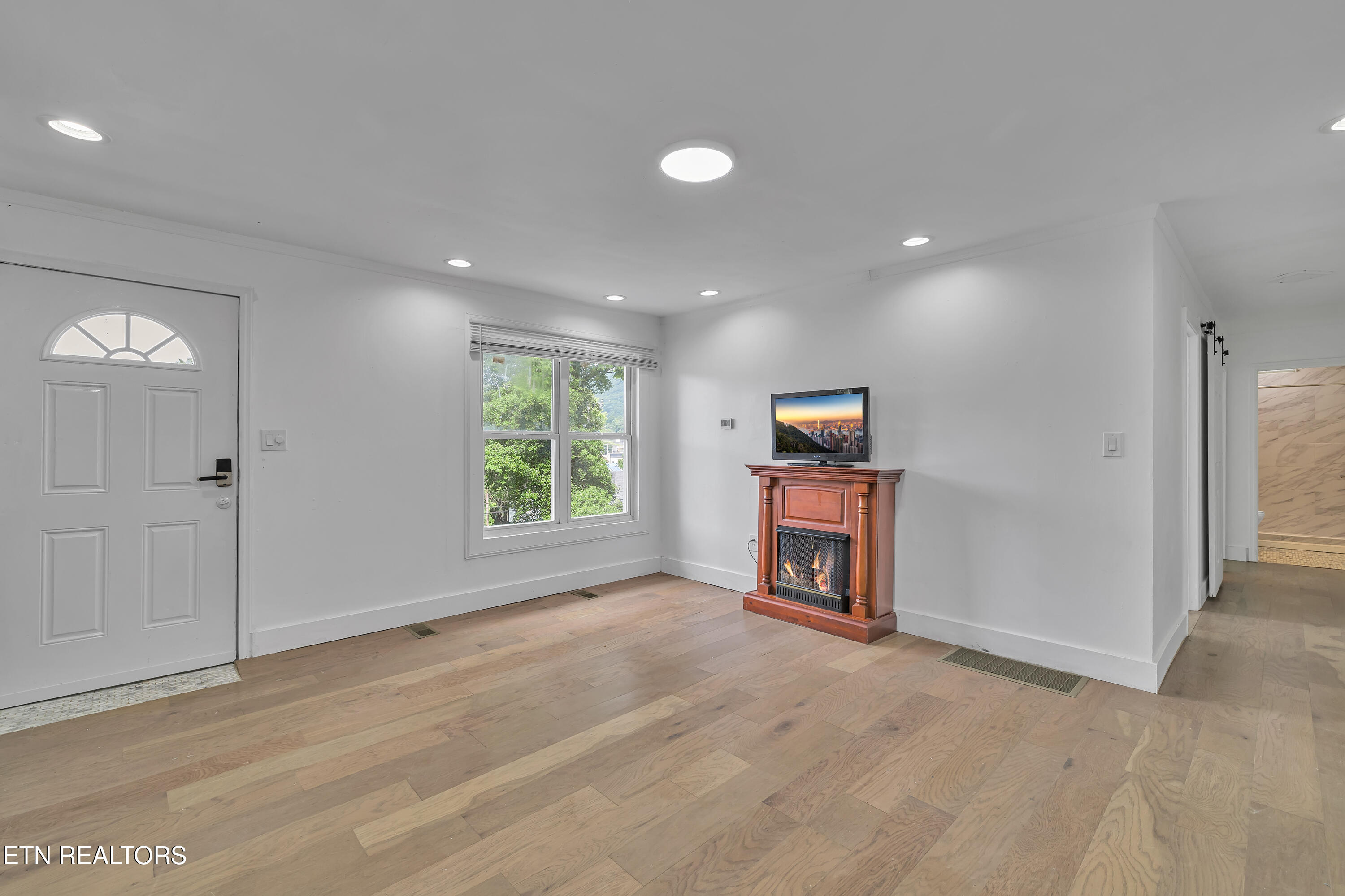 409 S Indiana Ave, LaFollette