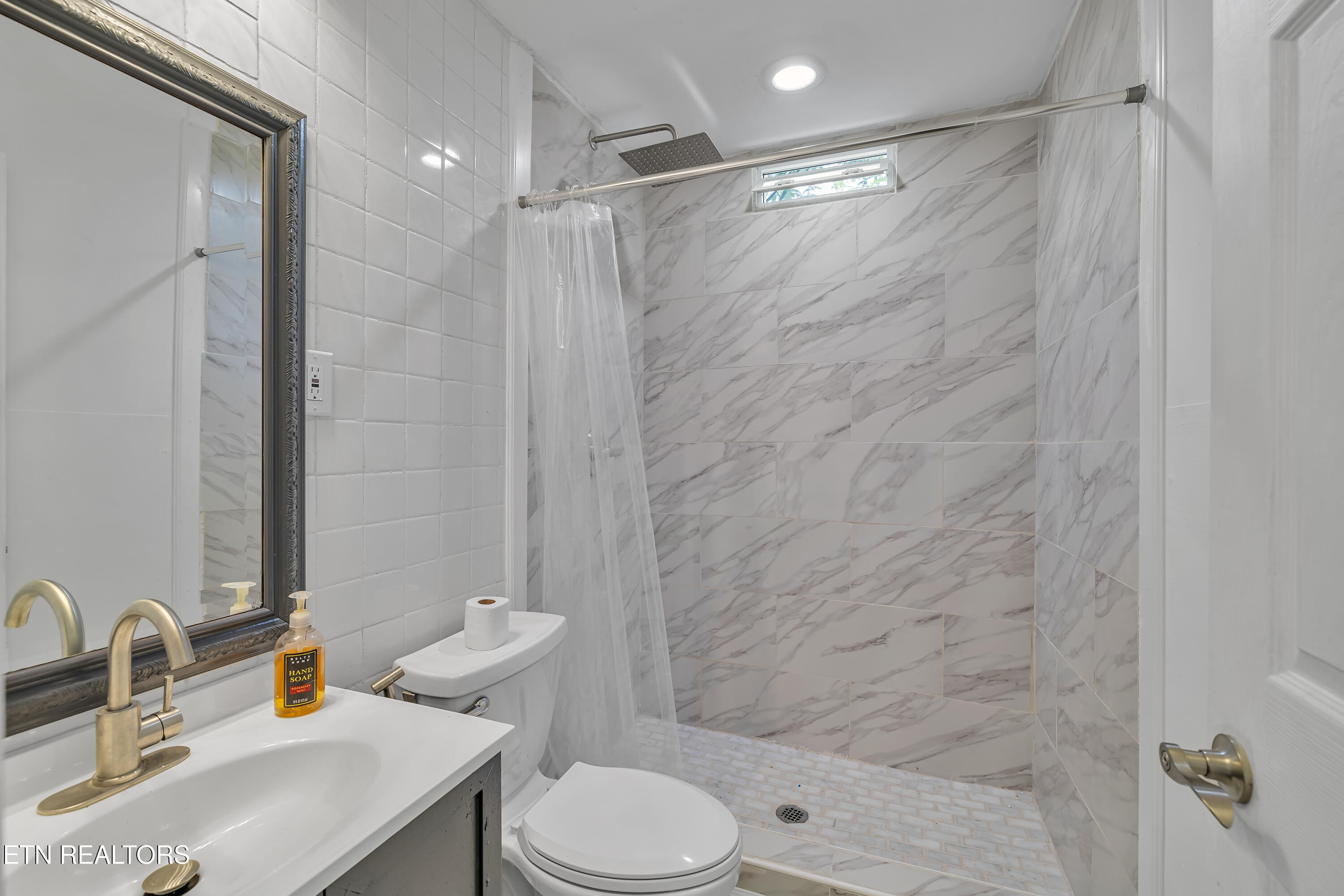 409 S Indiana Ave, LaFollette